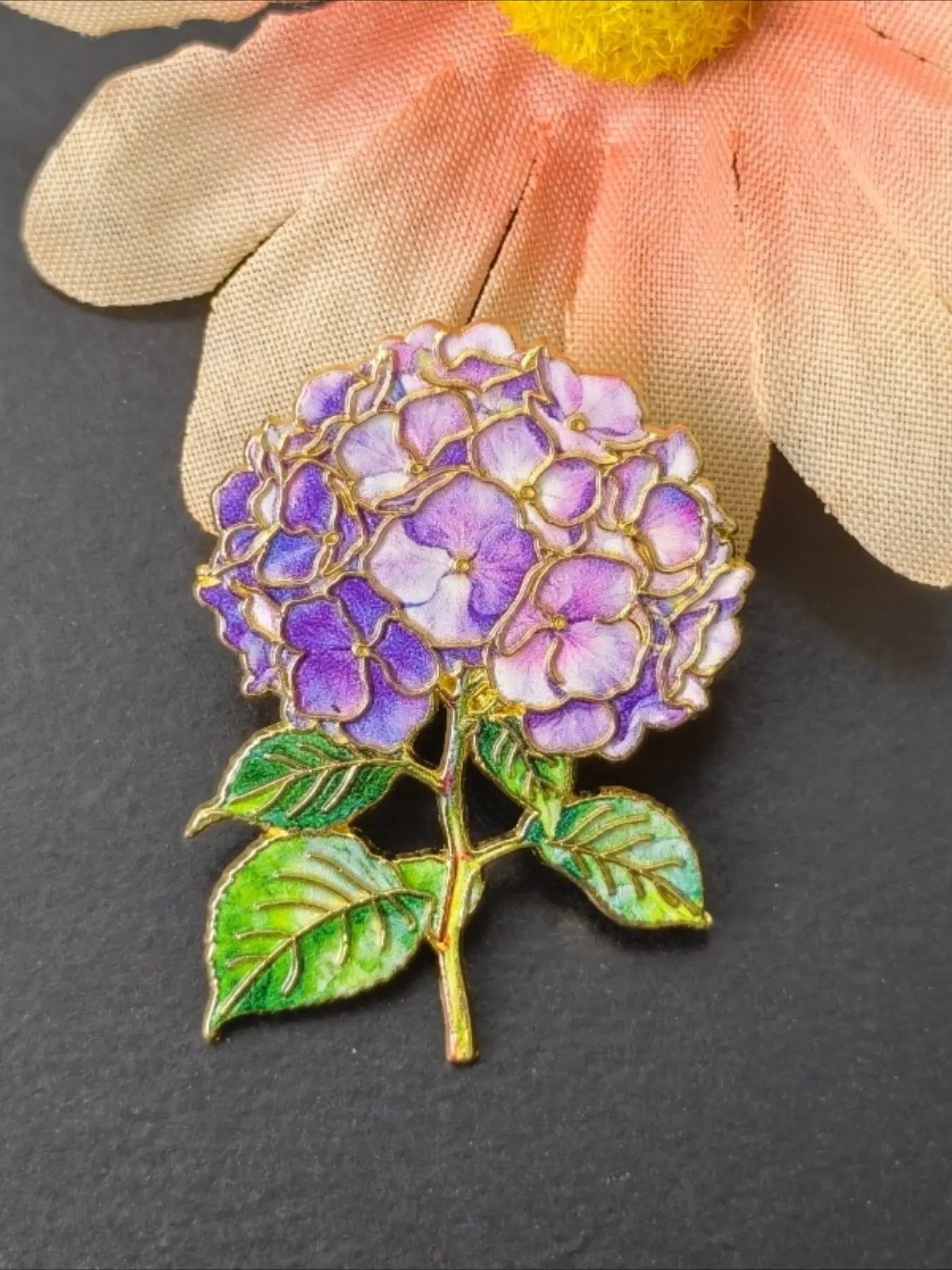 Exquisite Purple Hydrangea Enamel Pin, Floral Brooch with Gold Trim, Botanical Plant Lapel Badge for Clothing Bag Backpack, Ideal Gift for Women and Plant Lovers