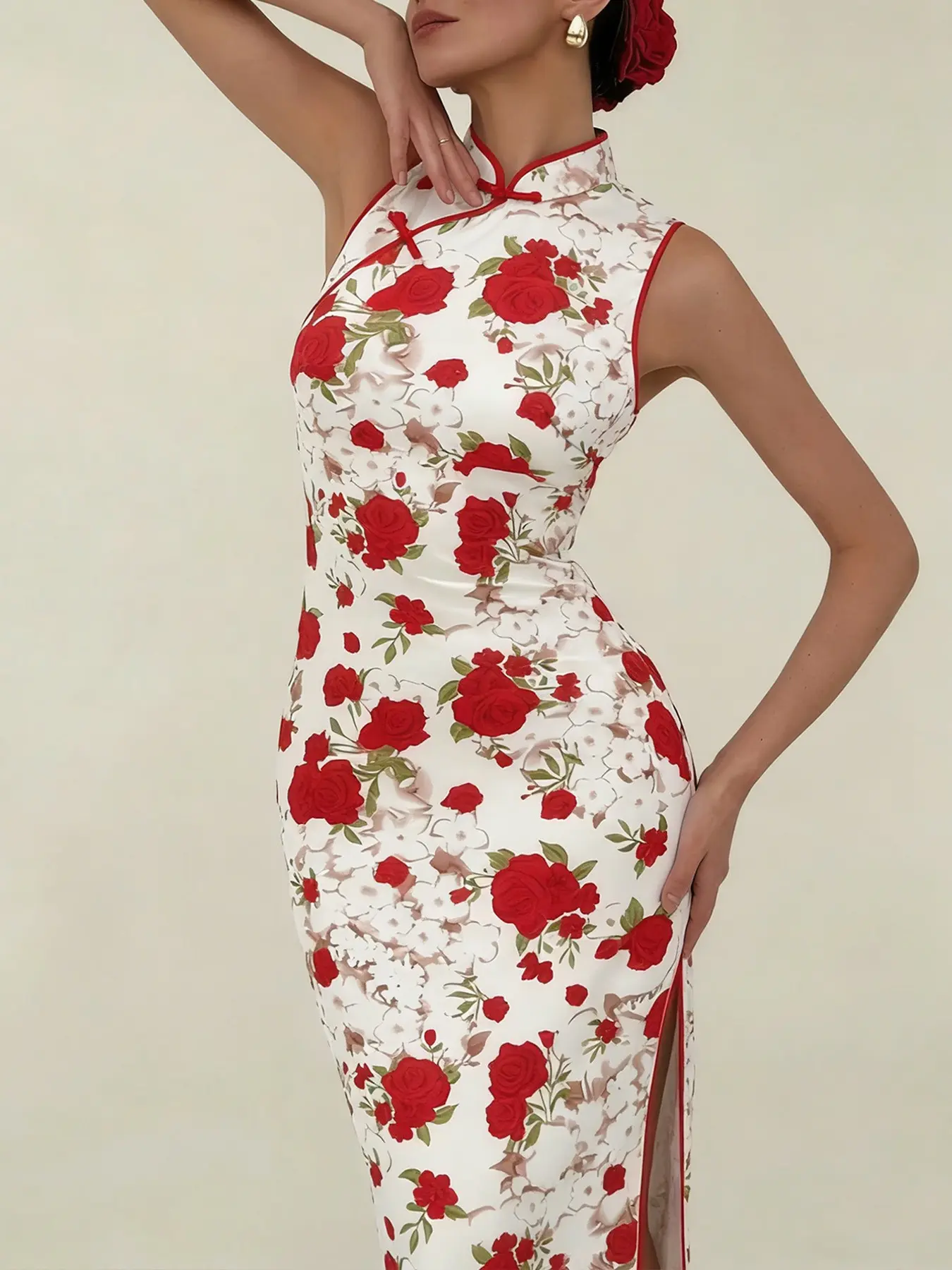 Women's dress, white with red rose print, Floral, sleeveless, high-slit cheongsam-style long dress with Chinese knot buttons, elegant and beautiful for formal occasions, parties, dates, and more.