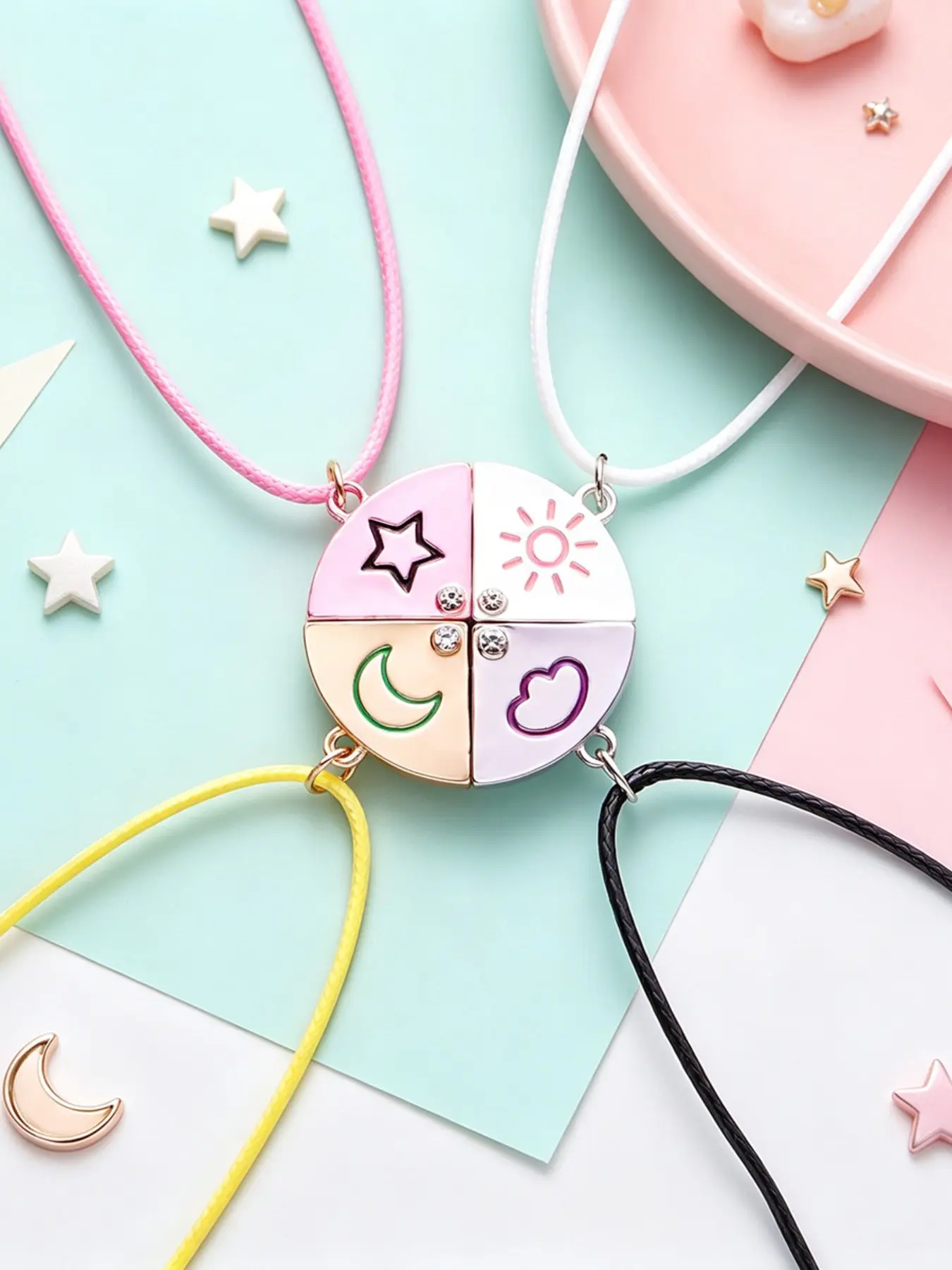 Four-Piece Colorful Magnetic Pendant Necklace Set, Cartoon Pattern, Stainless Steel Chain, Perfect Gift for Friends and Students