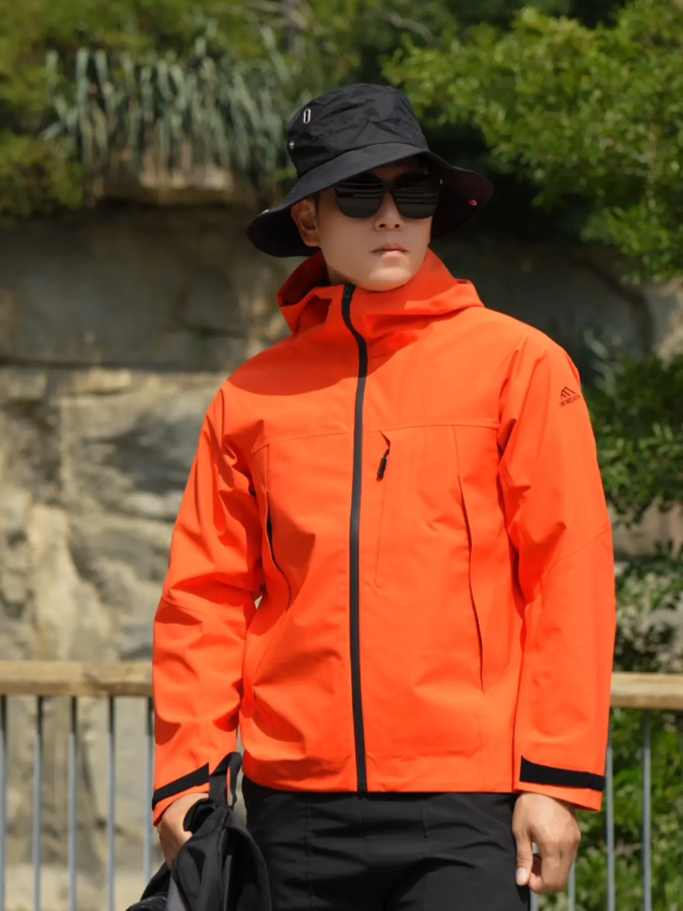 Men's Outdoor Hiking Jacket, Hard Shell Raincoat, Windproof and Waterproof, Perfect for All Weather Conditions, Durable and Comfortable