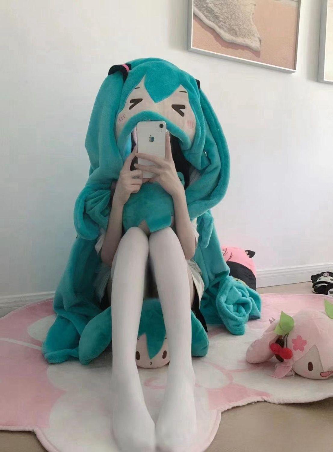 Hatsune Miku anime peripheral two-dimensional air-conditioning blanket creative cartoon cute plush hooded cloak holiday gift