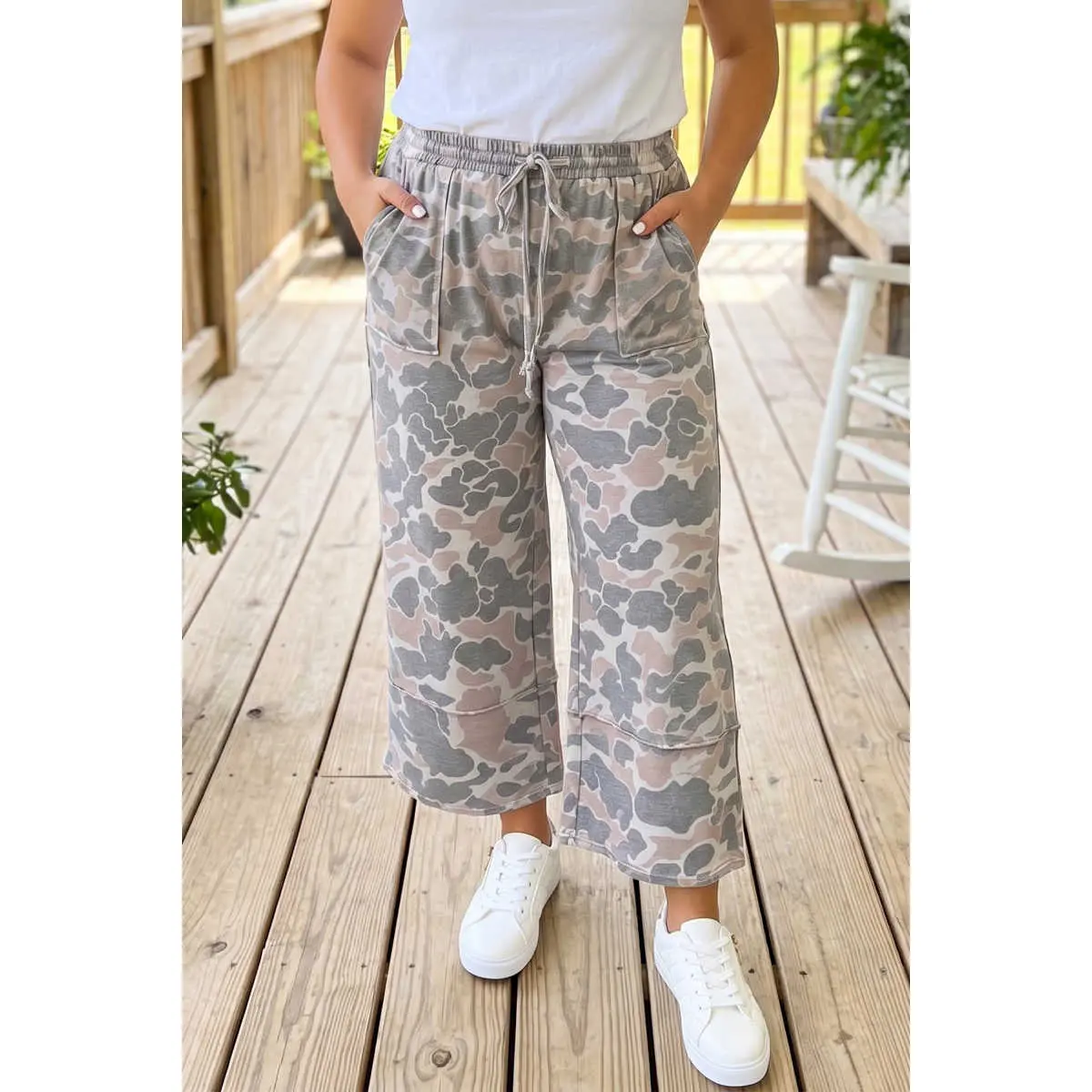 Women's Plus Size Casual Camo Print Pants with Patch Pockets, Comfortable Ankle-Length Fit for Everyday Wear