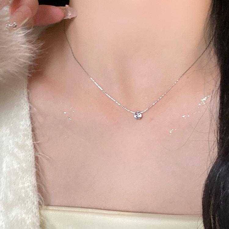 A new six claw diamond pendant necklace, with a high-end and niche light luxury style. The six claw diamond pendant features exquisite and sparkling details, and the long collarbone chain design is suitable for summer jewelry scenes. Suitable for women's