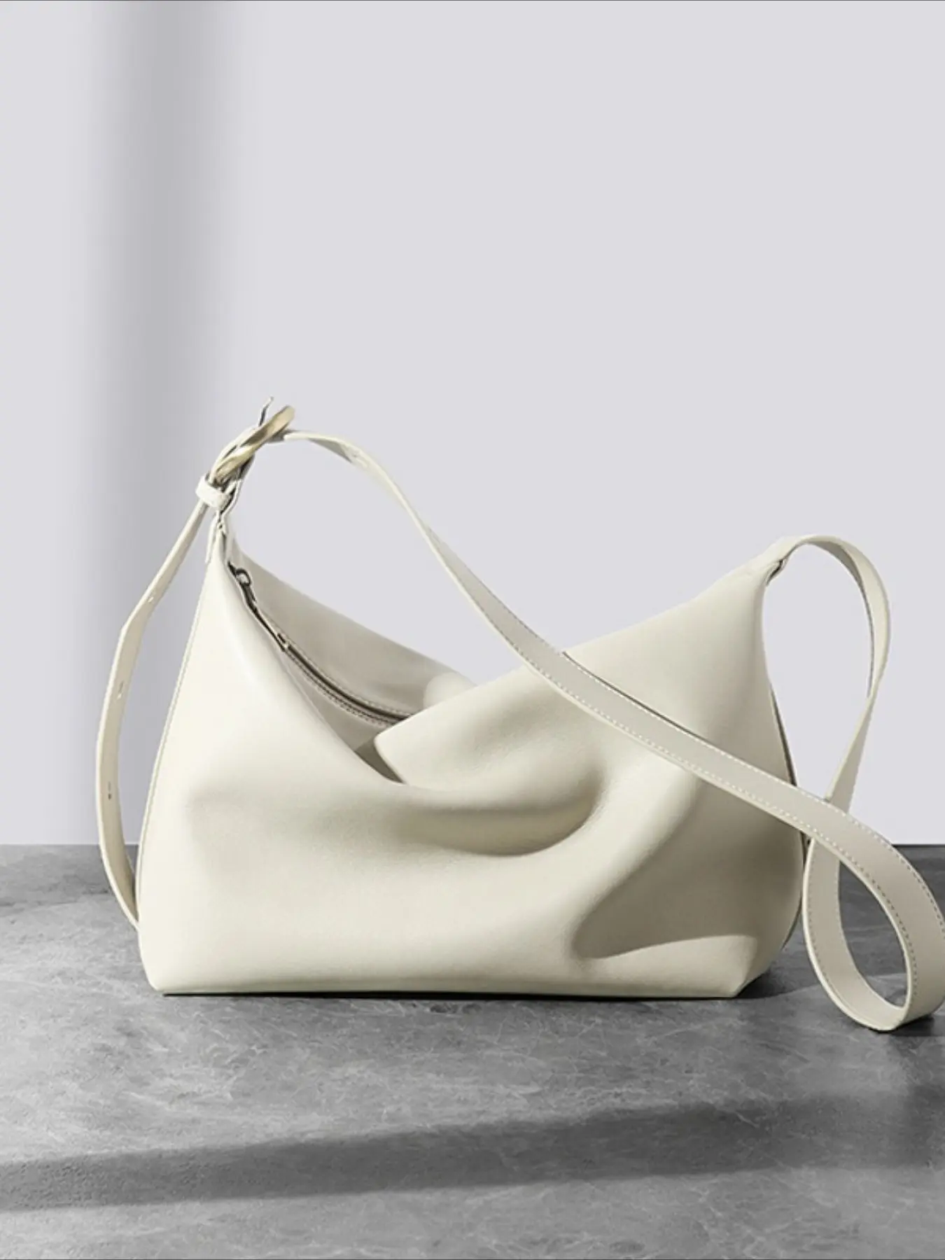 Leather niche designer armpit bag moon bag new French versatile shoulder bag women's bag crossbody