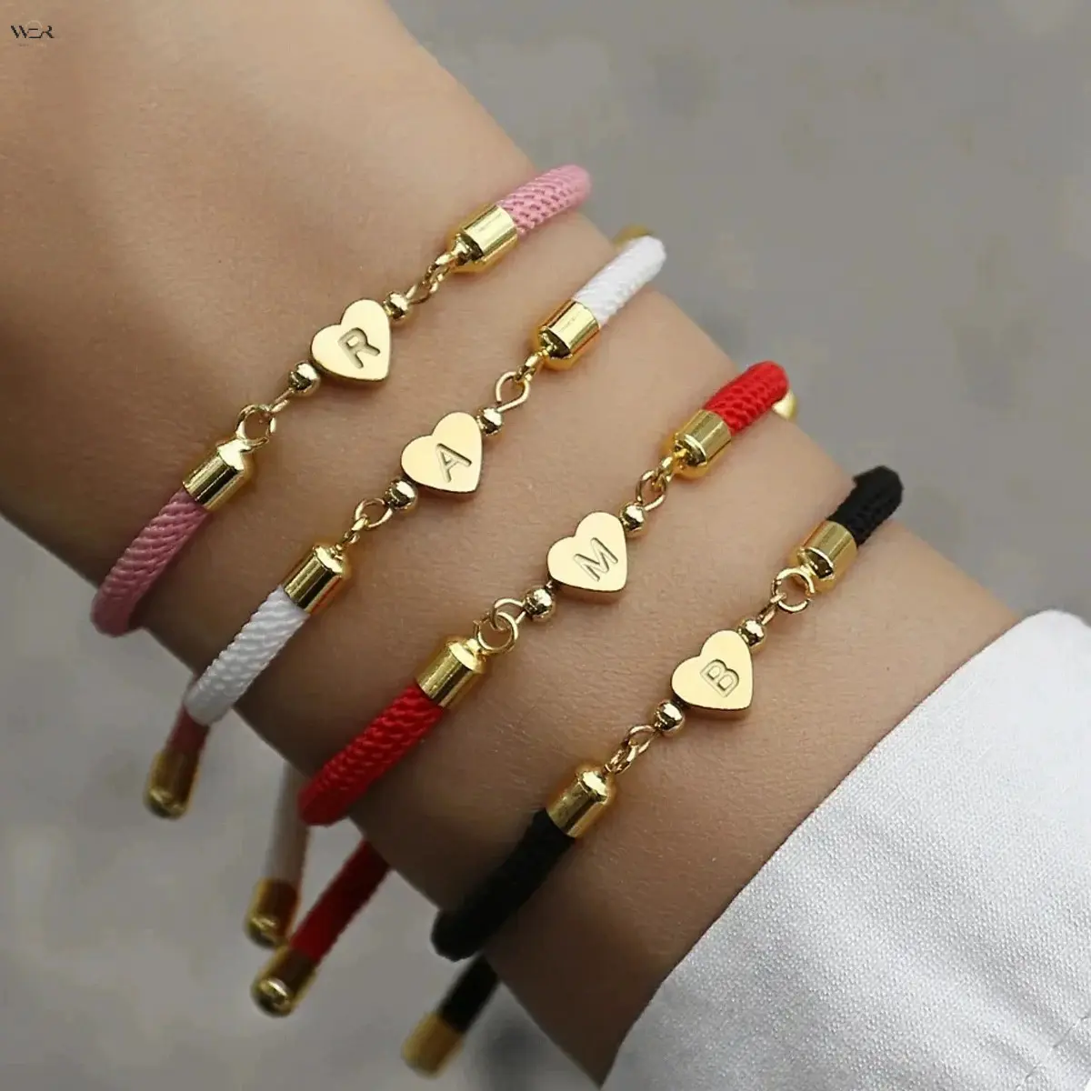 Custom A-Z Initial Heart Cord Bracelet, 22cm Adjustable Length, Featuring a 4-Color Braided Rope with a Gold Letter Charm, and a Personalized Monogram Wristband Perfect for Daily Wear or Friendship Gifts