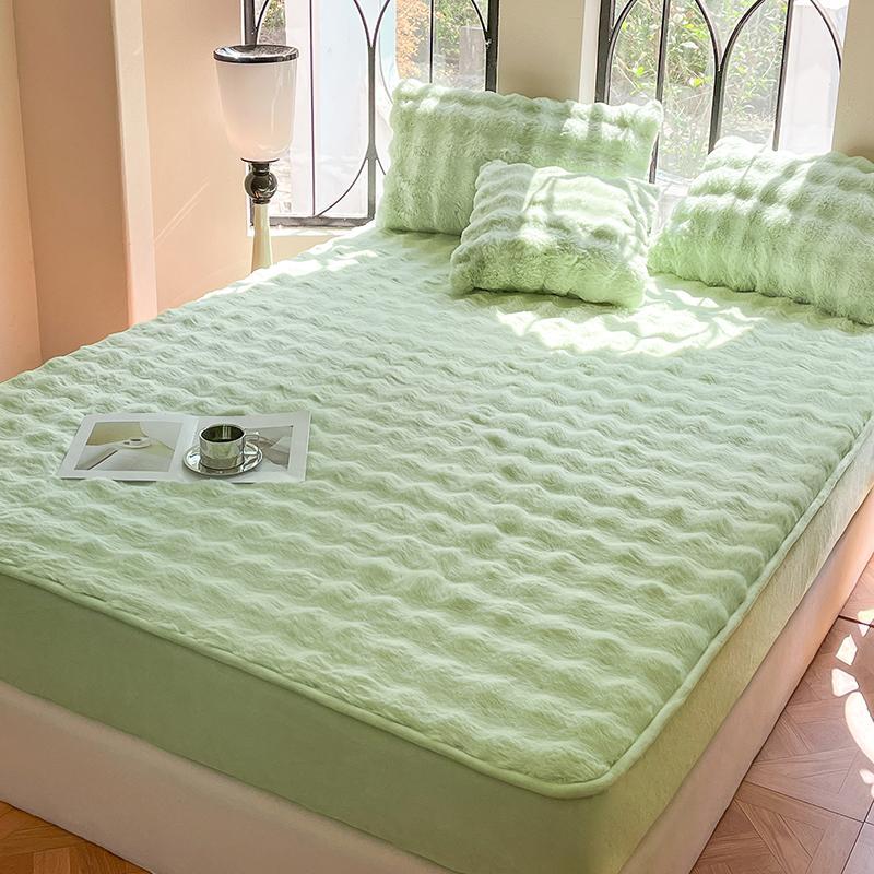 A washable bed cover made of imitation rabbit hair, made of soft and comfortable fabric, suitable for cold weather, with a simple style, used in bedrooms