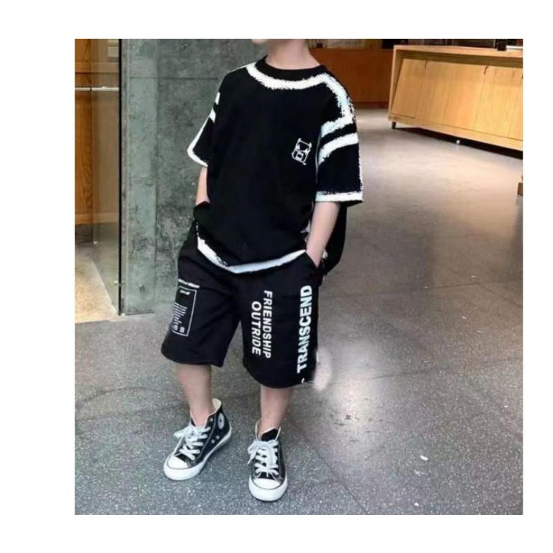 New fashionable short-sleeved summer clothing for boys, perfect for outdoor activities