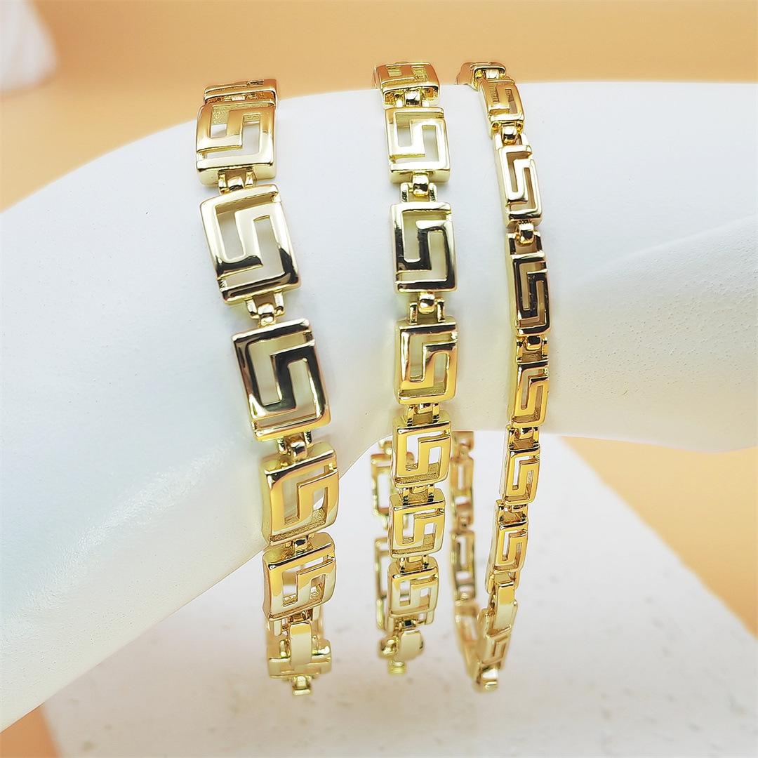 Vintage Letter Chain Bracelet for Women Trendy Lock Charm Bracelet Retro Y2K Aesthetic Stackable Jewelry Cute Everyday Stacking Bracelets for Streetwear Party Gifts Daily Outfits