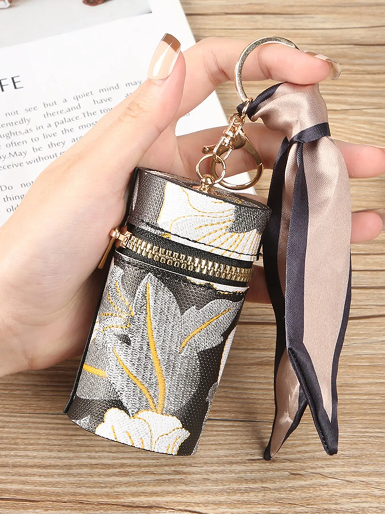 Floral Print Lipstick Box with Keychain, Mini Cylindrical Lip Gloss Organizer with Scarf Decoration, Portable Zipper Makeup Key Bag