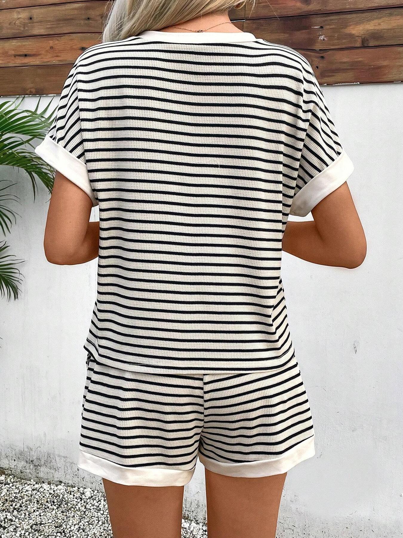Two-piece Set Women's Striped Print Fitted Batwing Sleeve Tee & Shorts, Casual Round Neck Top & Shorts for Summer, Ladies Clothes for Daily Wear