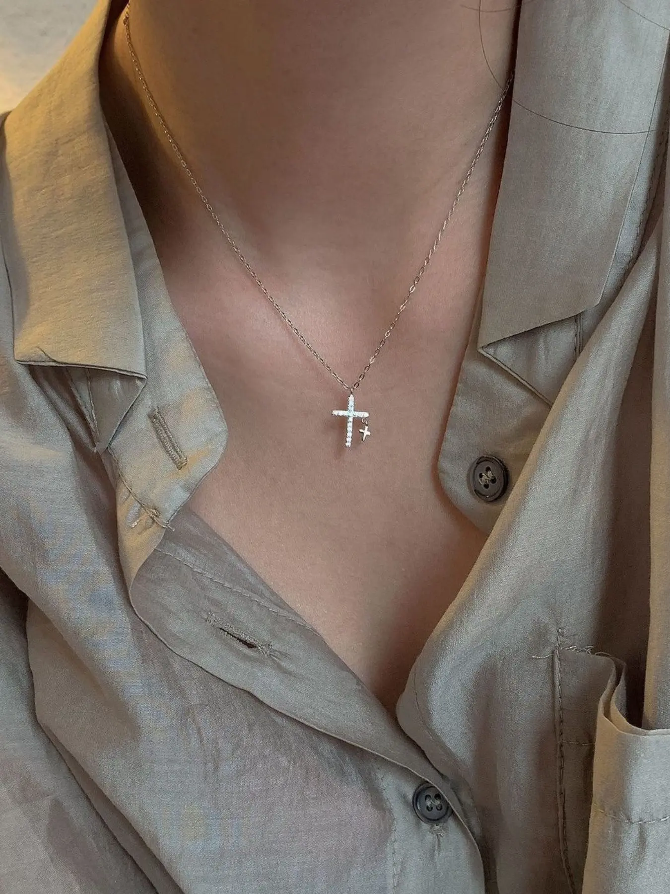 Double Cross Diamond Necklace Silver-gilded Necklace, Cross Chain Design, Cross Necklace Chain, Cross Pendant Suitable for Both Men and Women Fashionable Accessory Suitable for Daily Wear