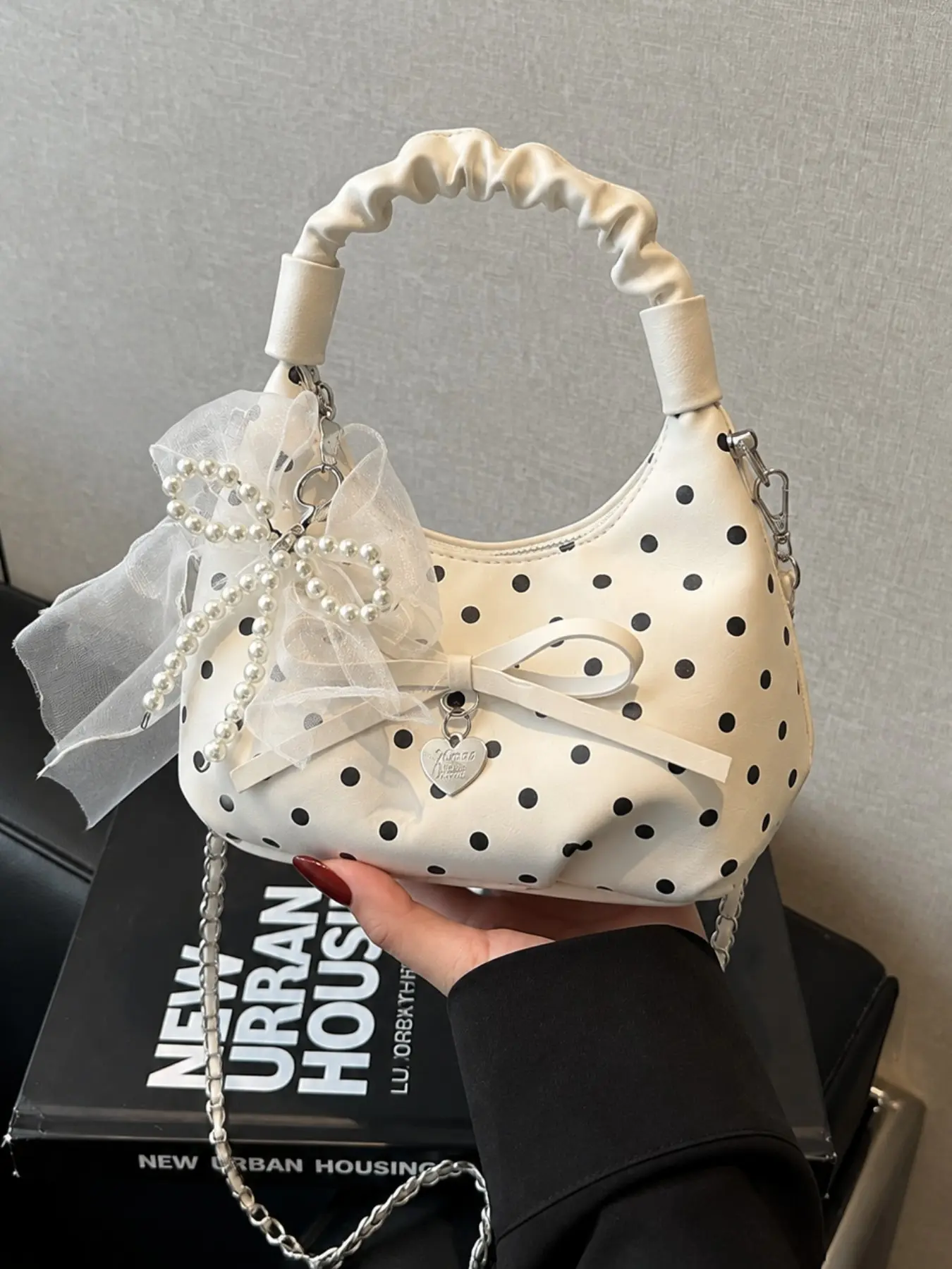 Cute polka dot handbag for women, with bow decoration, Y2K retro pleated handbag, pearl chain crossbody bag, sweet mini shoulder bag, back-to-school gift.