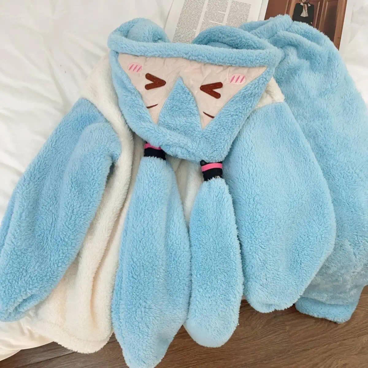 Hatsune Miku cartoon animation peripherals cute coral velvet long-sleeved hooded pajamas winter thickened warm home outing set