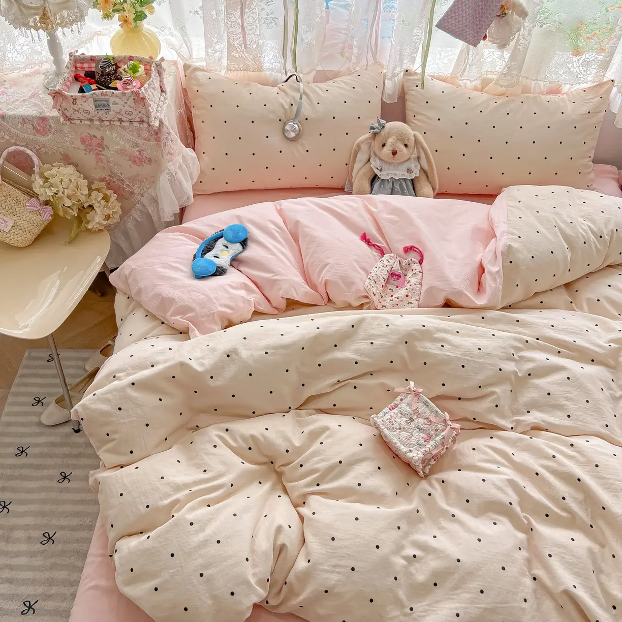 Four-Piece Soft Polka Dot Bed Set, Bedding Set, Includes 1 Duvet Cover + 2 Pillowcases + 1 Sheet, Comfortable Bedroom Decor, All-Season Bed Linen