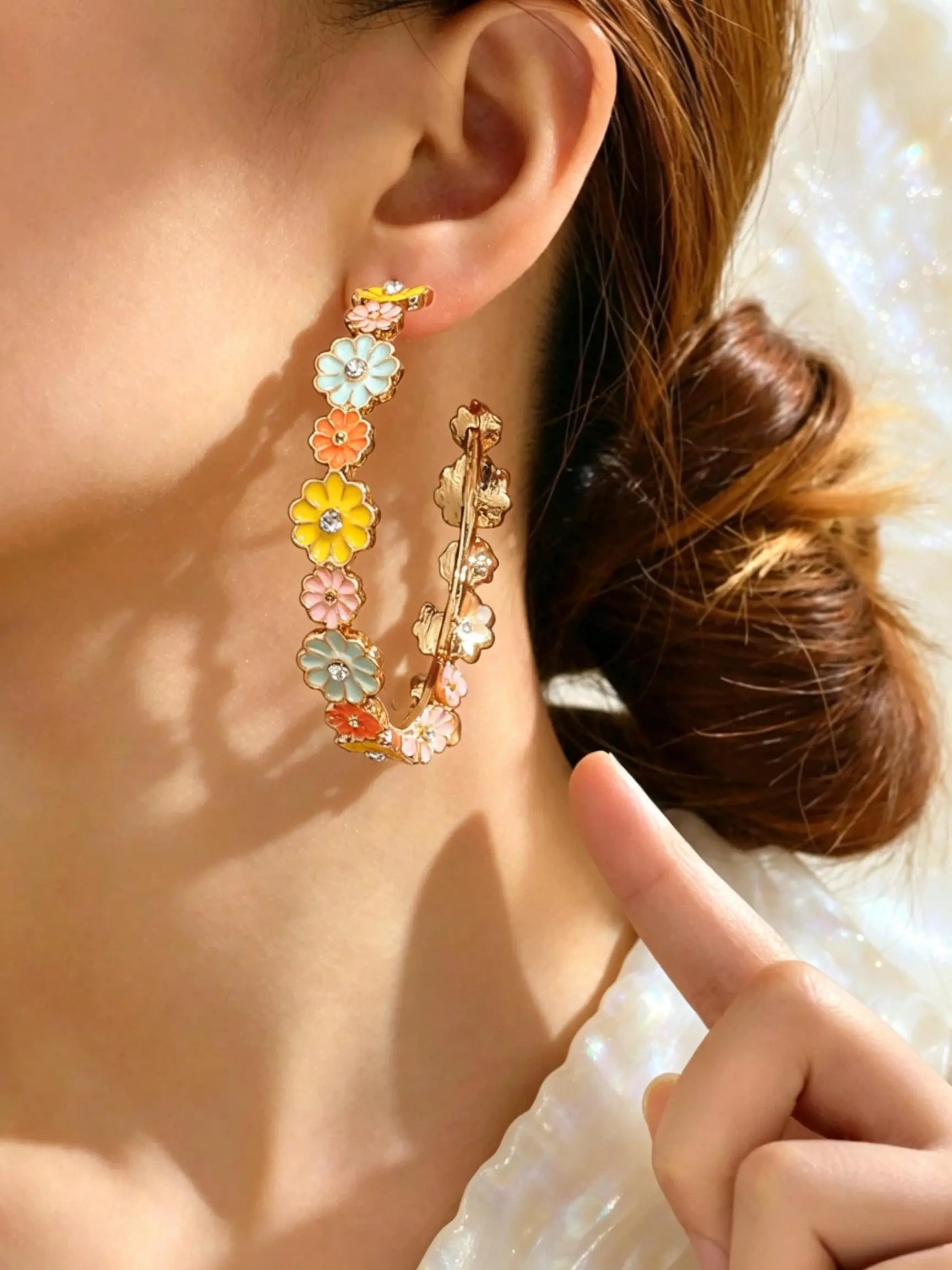 Soft Pastel Daisy C Hoop Earrings, Gold Plated Alloy Floral Earrings With Rhinestones, All-match Fashion Jewelry for Daily Wear & Holiday Presents