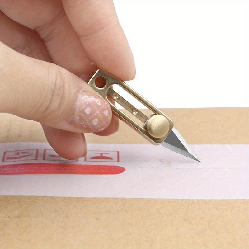 Multi-functional keychain, equipped with sharp push-pull blades, portable and easy to carry, quickly opens and disassembles tools - very suitable for outdoor, camping and daily use, pocket knife, practical knife