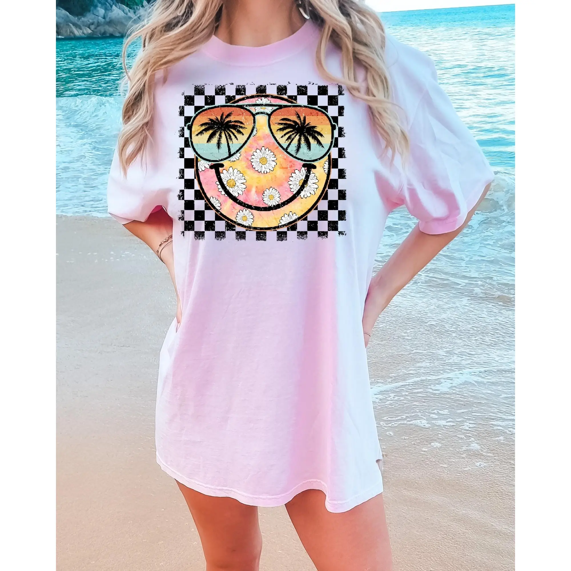 Summer smiley-face shirt; trendy preppy-style checkerboard women's shirt; unisex T-shirts featuring daisy smiley-face tie-dye, beach, hibiscus, or lakeside themes; comfortable crew neck; loose, plus-size fit.