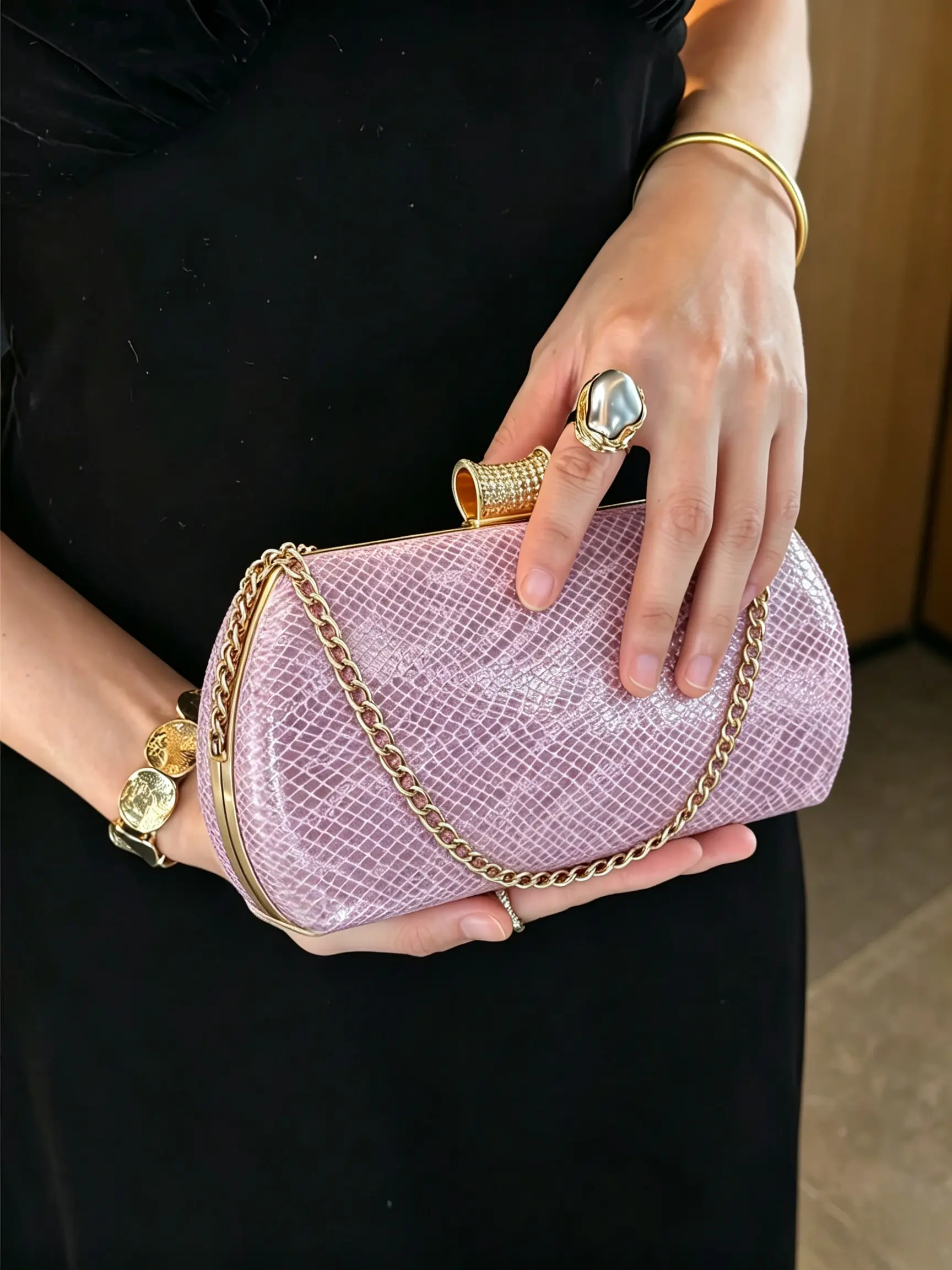 Shiny Metallic Light Pinkish-purple Snake Print Hard Case Clutch with Rhinestone Lock Double Thick Chain Shoulder Crossbody Evening Purse Glittery Clutch Bag, Elegant Formal Clutch Sparkling Clasp Lock Chain Bridal Prom Evening Dinner Party Box Handbag