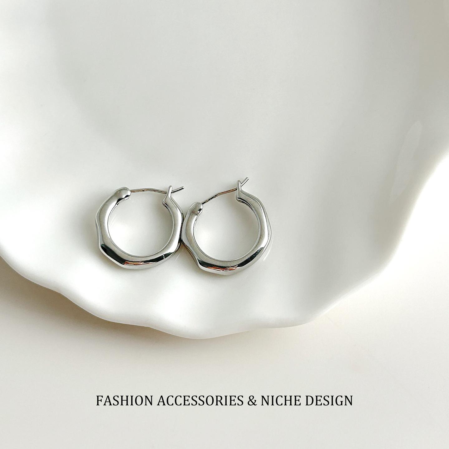 Gongliu Earrings: Niche French-style women's silver plain hoop earrings, stud earrings, designer earrings, gift