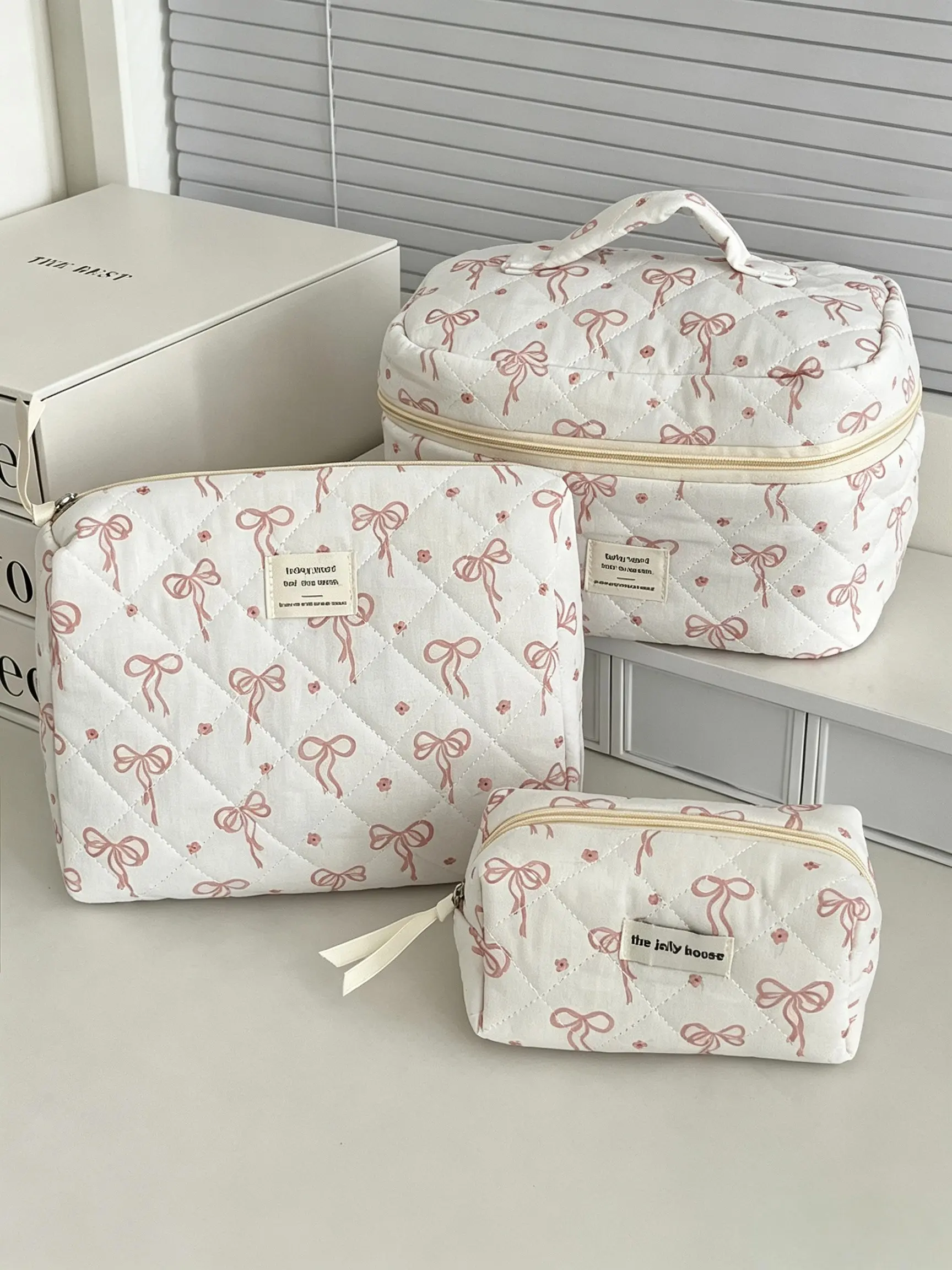Small Flower Bow Quilted Makeup Bag Set, Three-Piece Travel Organizer, Multi-Size Compartment, Skincare and Toiletry Storage Kit, Cosmetic Bags