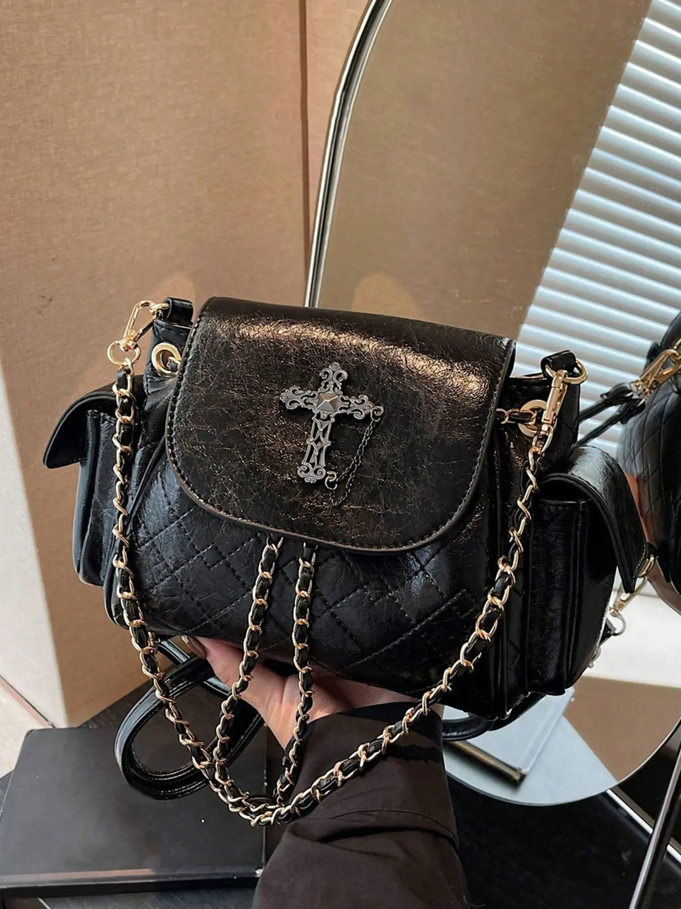 Niche design black pleated diamond-pattern crossbody bag, stylish and simple with a retro cross metal emboss decoration, high-quality feel, perfect for everyday use, going out, dates, commuting, and travel.