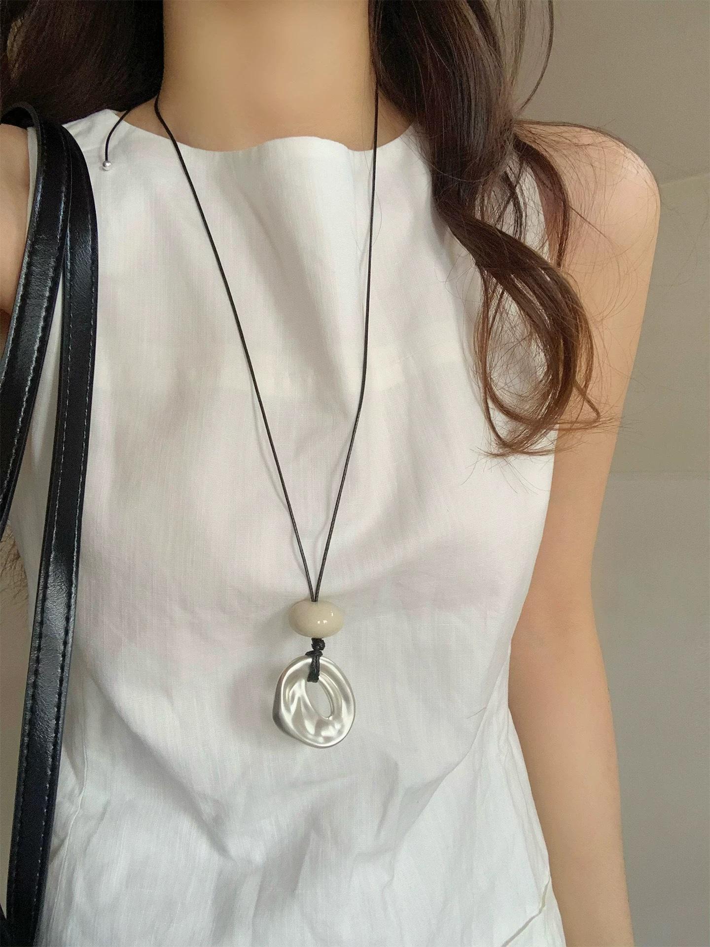 Korean InS-style simple irregular circle pendant long necklace, a niche design for women, versatile sweater chain necklace