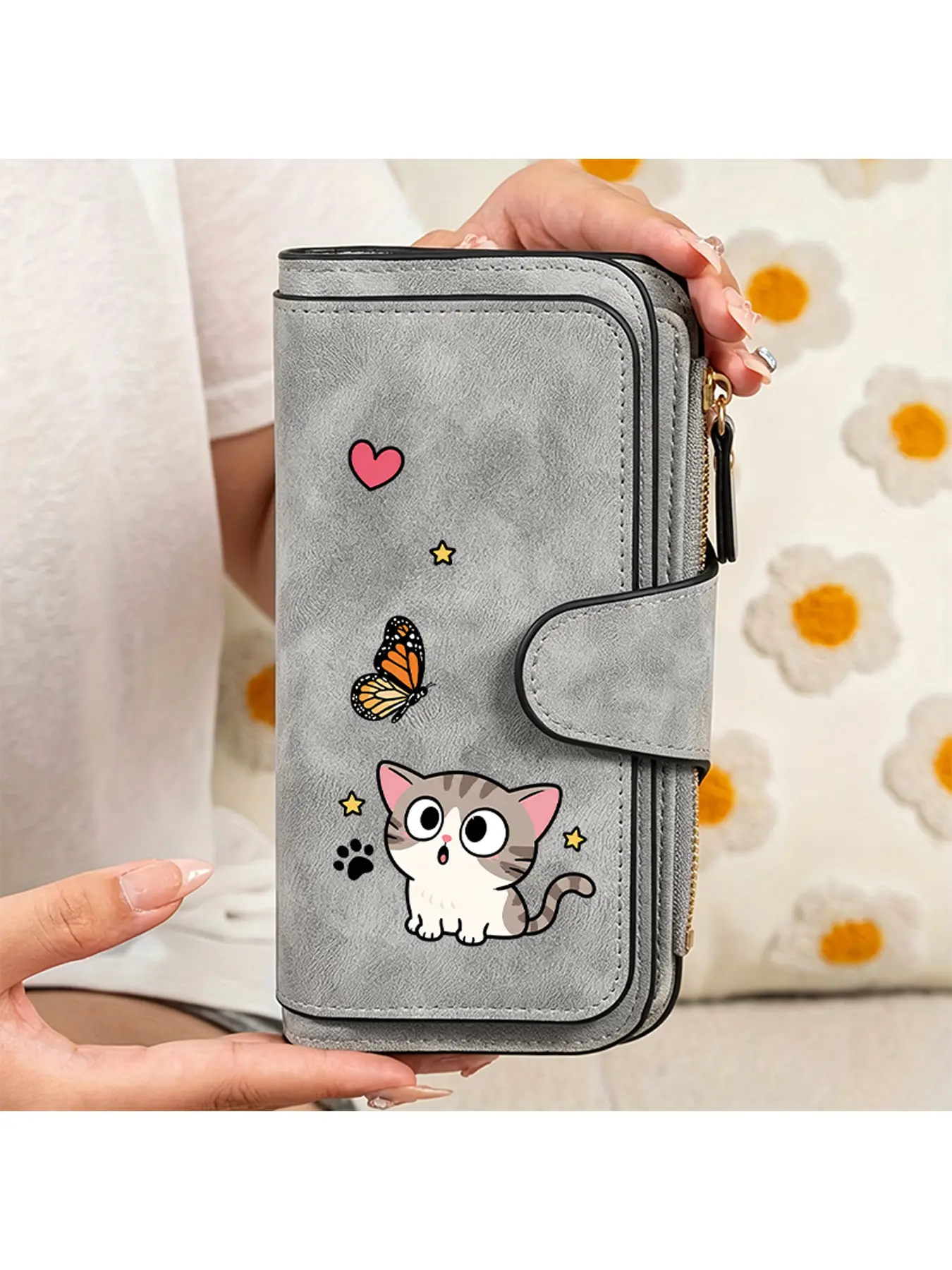 A ladies' wallet decorated with cute cat and butterfly patterns, a long wallet for ladies to hold, and a multi slot design to meet your storage needs. It is an excellent birthday/Halloween/Christmas gift