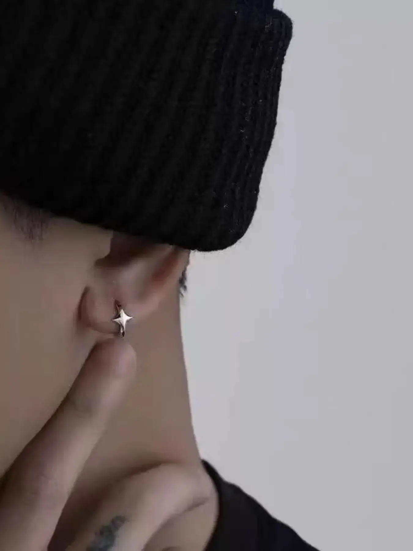Fashion Starburst Mini Hoop Earrings, Unique Star Shape, Unisex Daily Party Jewelry, All Seasons Wear, Stylish Design for Men and Women, Ear Hoops