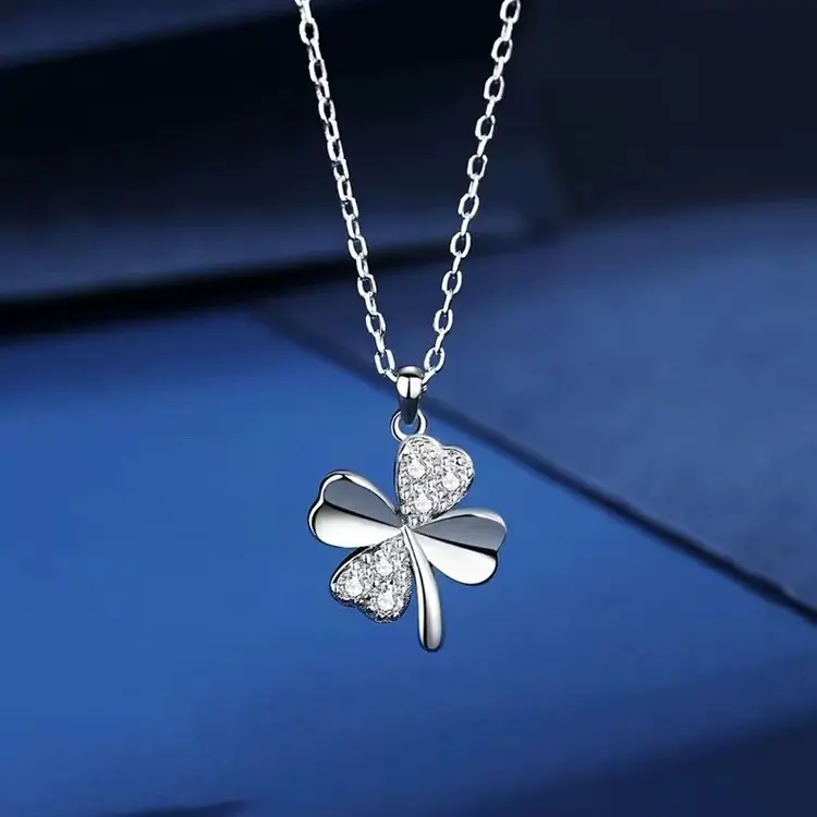 Cute Four Leaf Clover Pendant Necklace, Fashion Jewelry for Women, Symbol of Luck & Love, Perfect Gift for Girlfriend Wife Mom