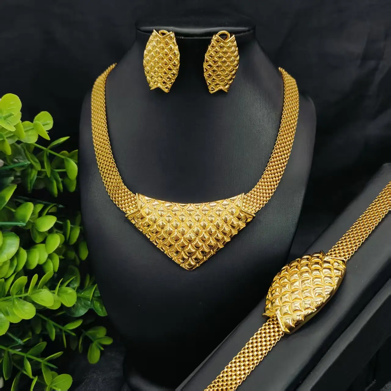 Vintage Embossed Fish Scale Mesh Gold Jewelry Kit, Alloy Textured Wide Mesh Necklace Bracelet Earrings Complete Quiet Luxury Gift Jewelry Set For Her Party Office