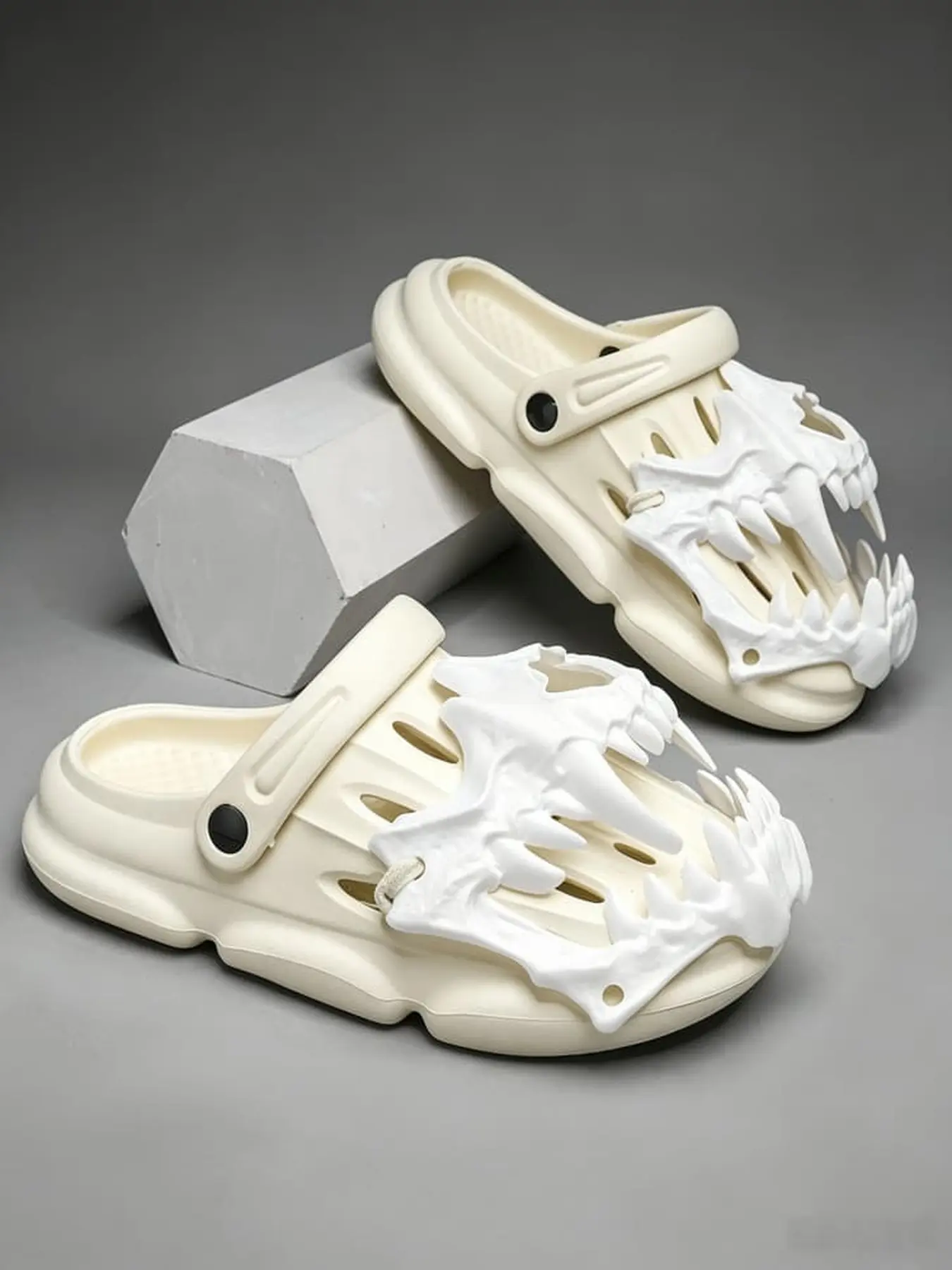 1 Pair Men Dinosaur Skull Hollow Clog Slides, adjustable heel strap anti-slip thick sole 2 colors unique slides for street daily wear Adjustable Clogs