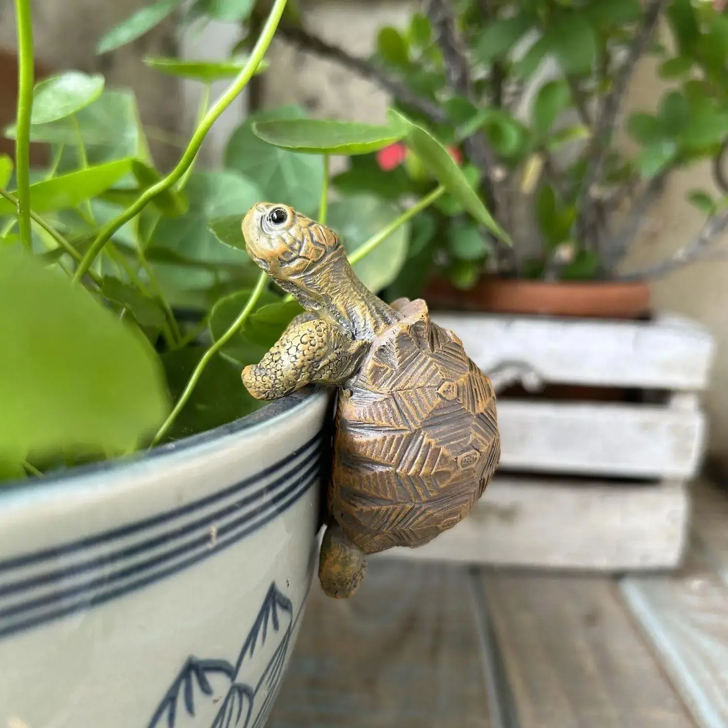 Cute Resin Climbing Turtle Hanging Planter Ornament, Mini Realistic Turtle Statue, Fun Garden Patio Courtyard Decor, Plant Lovers Gift