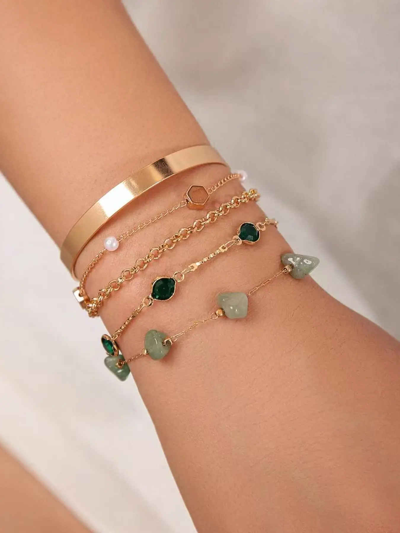 Ligui 5Pcs Boho Green Stone Layered Bracelet Set |  Gold Tone Stackable Chain Bracelets Fashion Wrist Accessories for Women