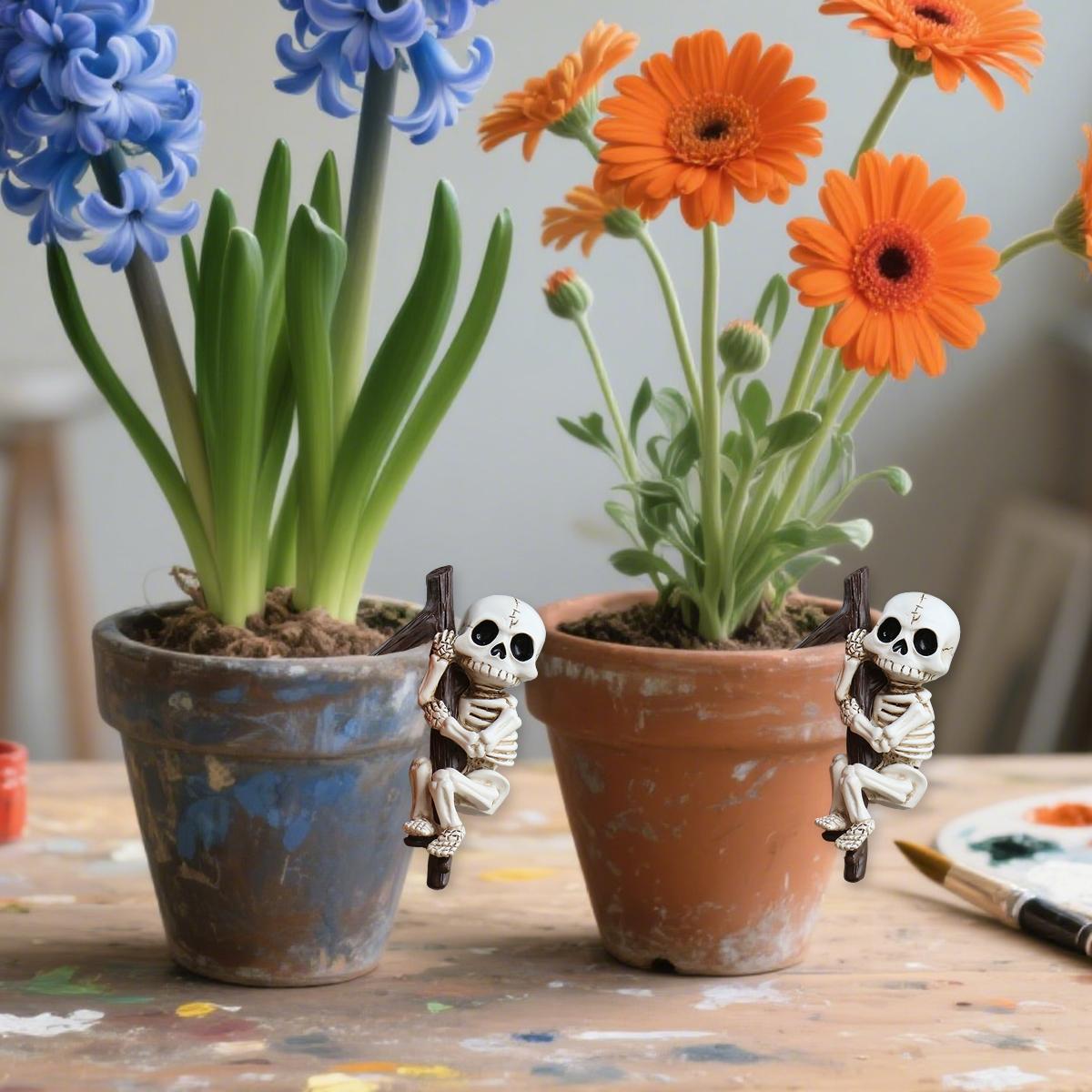 2pcs Climbing Skeleton Decorations for Halloween, Creative Outdoor Garden and Cup Edge Decor, Versatile Skull Figurines for Home & Office, Garden Accessories, Creativity, Exterior Decorative Statues