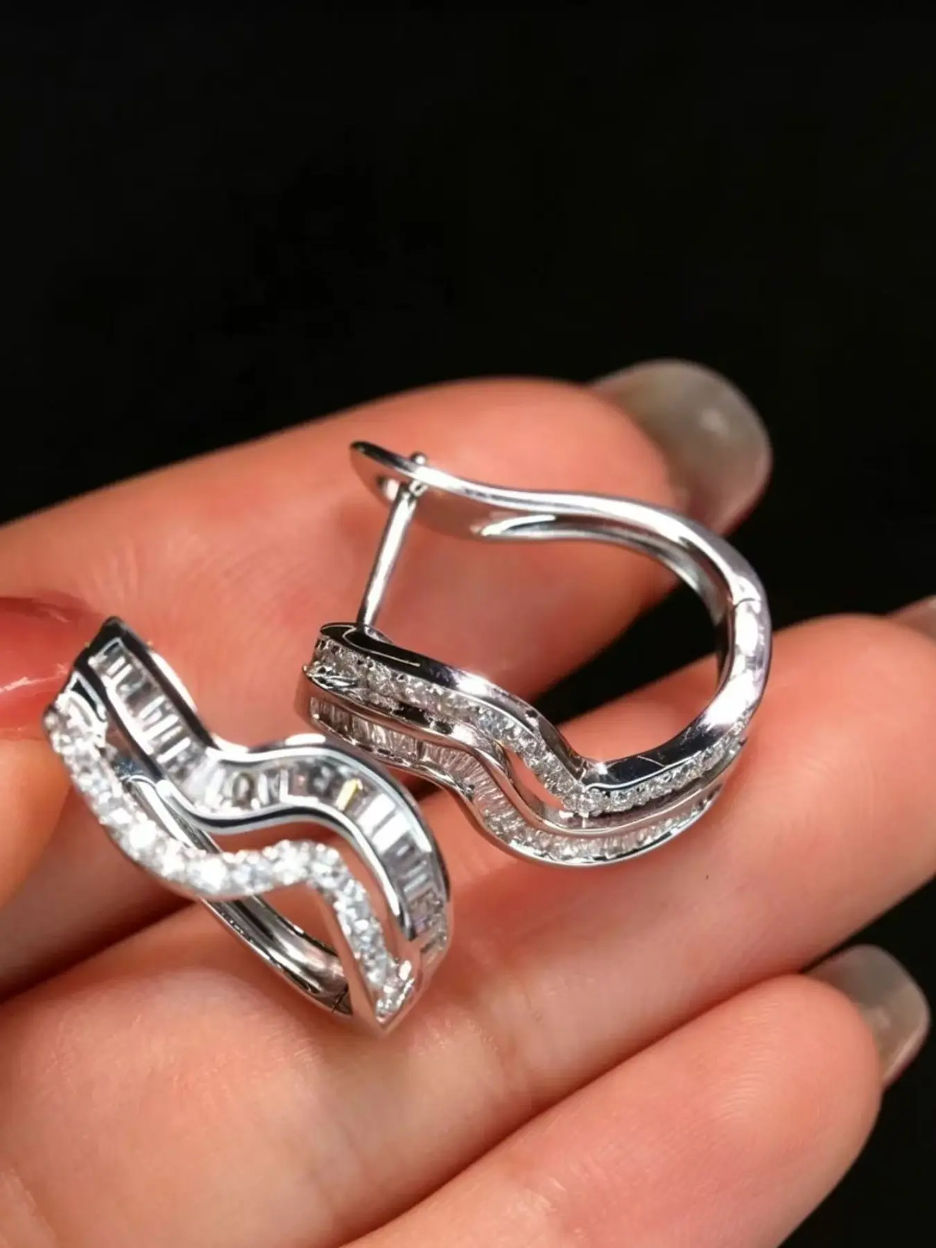 Elegant Cubic Zirconia Wave Twist Earrings, Fashionable Hollow Design, Women's Artificial Zircon Earrings, Wedding Party Jewelry, Valentine's Gift