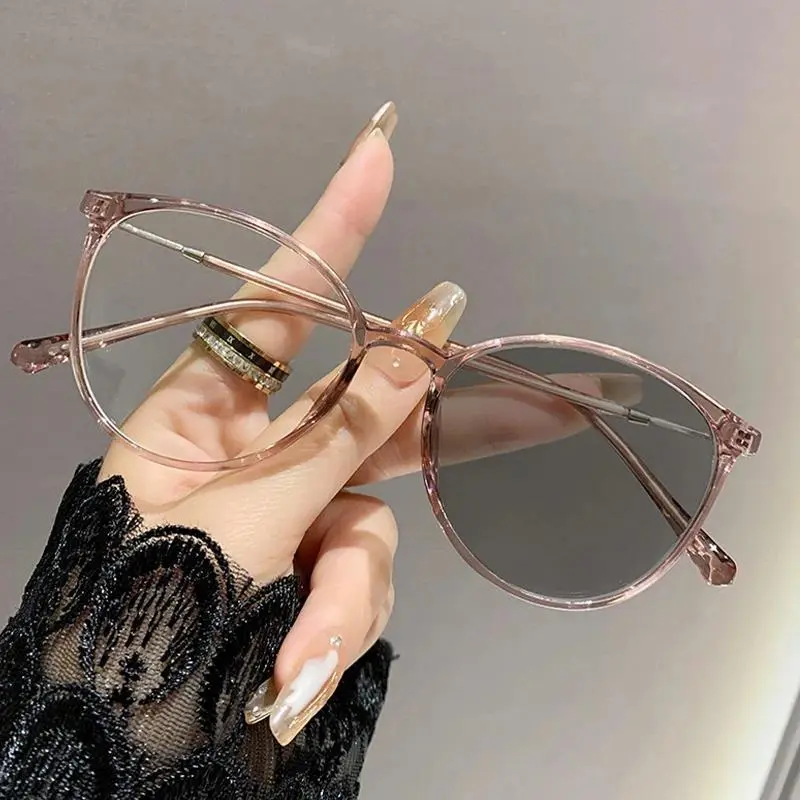 Model 8147 Adult Transparent Photosensitive Color-Changing Myopia Glasses, 52x44mm, Myopia Focus, Anti-Blue Light, Retro Look, Daily Wear, Single Item, PC Screen Compatible, Travel Use