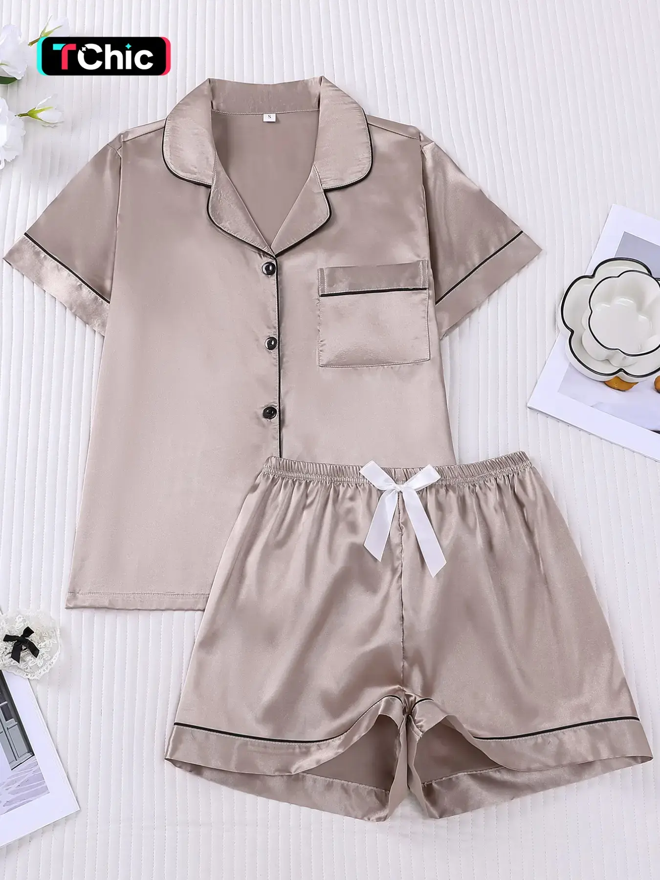 2-piece set of women's plain satin fabric, solid color short sleeved shorts, soft and comfortable, skin friendly and smooth top, small pocket lapel design, button closure elastic waistband, home daily casual Homewear Pajama Set women's sleepwear set