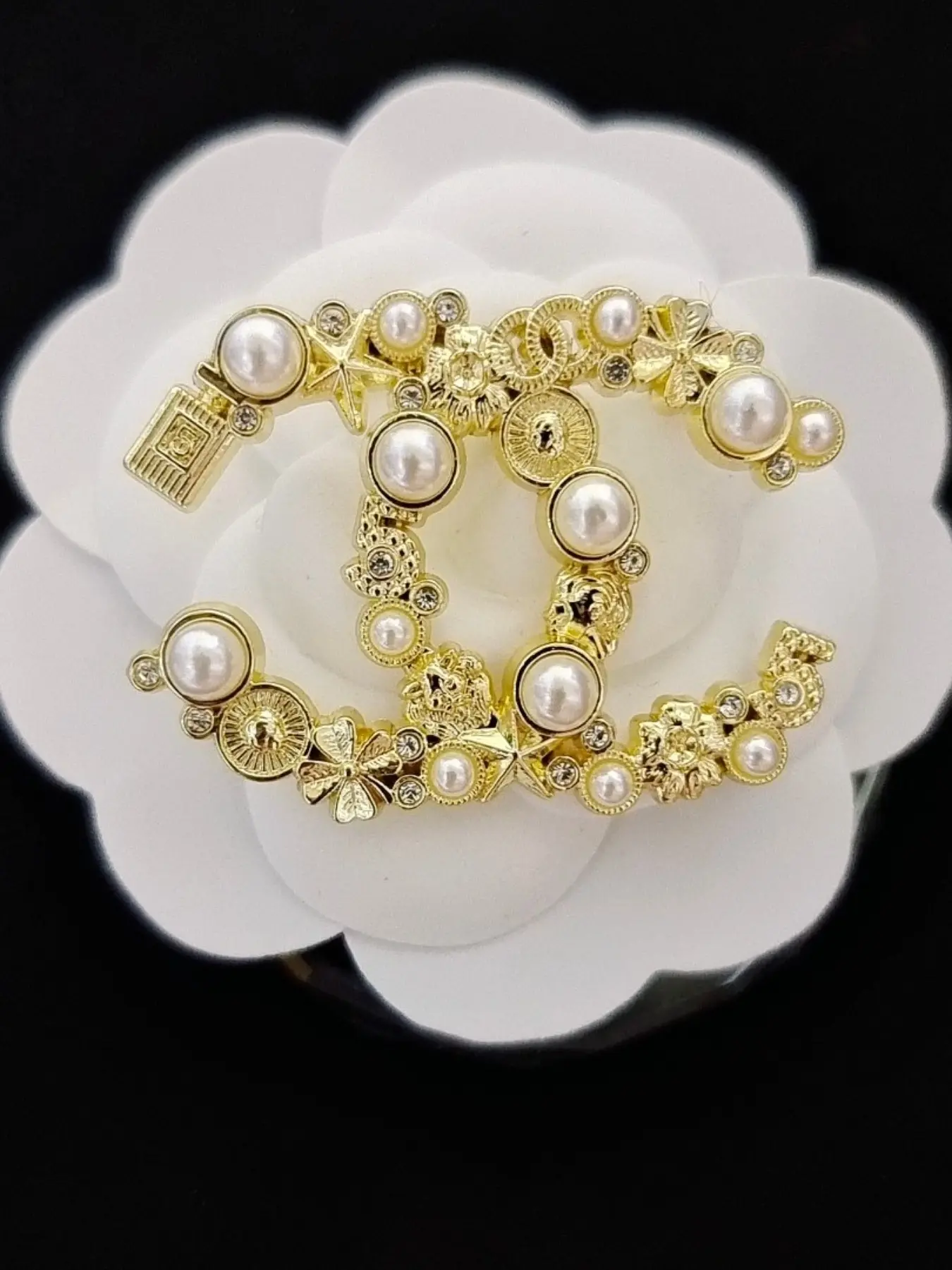 Double-C Pearl Brooch Pin for Women, Elegant Rhinestone Letter Corsage, Accessory for Suits, Coats & Dresses, All Seasons Fashion