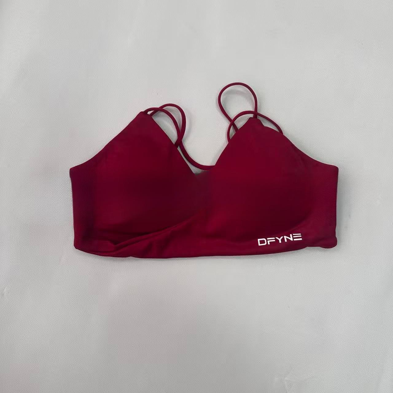 DFYNE's knotted sports bra looks amazing as outerwear! Seamless, matte fabric, padded yoga straps, perfect for both workouts and everyday wear.