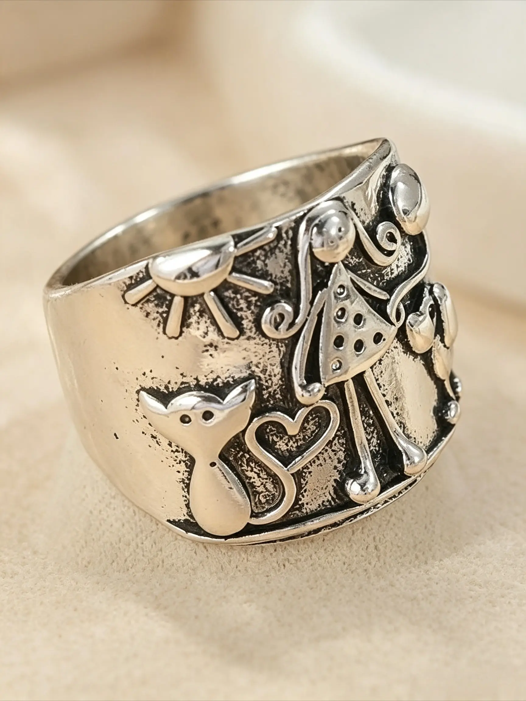 A Vintage-Style, Distressed Girl's Cat and Dog Relief Ring: Minimalist, Niche Design for Women with a Whimsical, Childlike Aesthetic—Perfect for Everyday Wear and Commuting