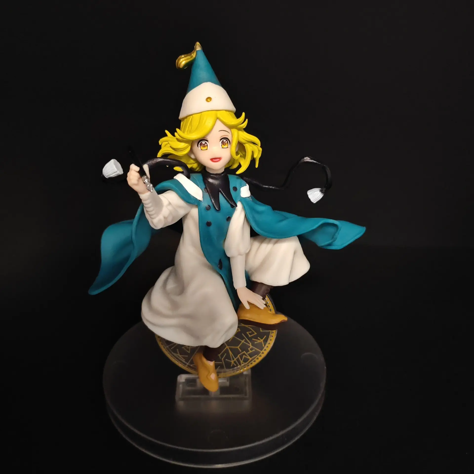 Coco Witch Statue, Cute Blonde Apprentice Witch Figure with Magic Brush, Resin Collectible Ornament, Anime Fan Desk Decor Gift