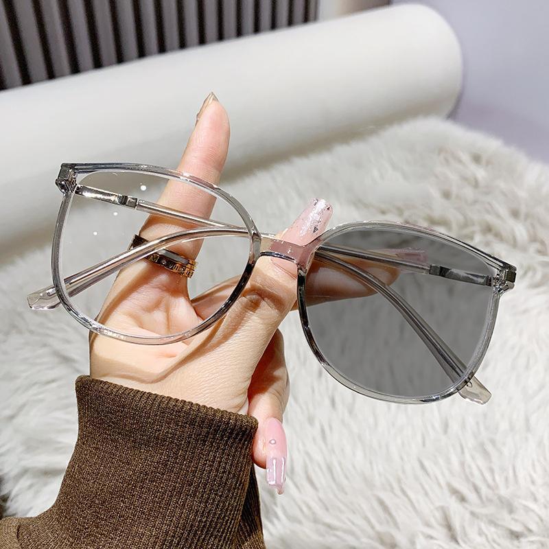 Unisex Retro Cat Eye Photochromic Glasses Trendy Color Changing Reading Glasses for Men Women Fashion Outdoor Sunglasses+4.0