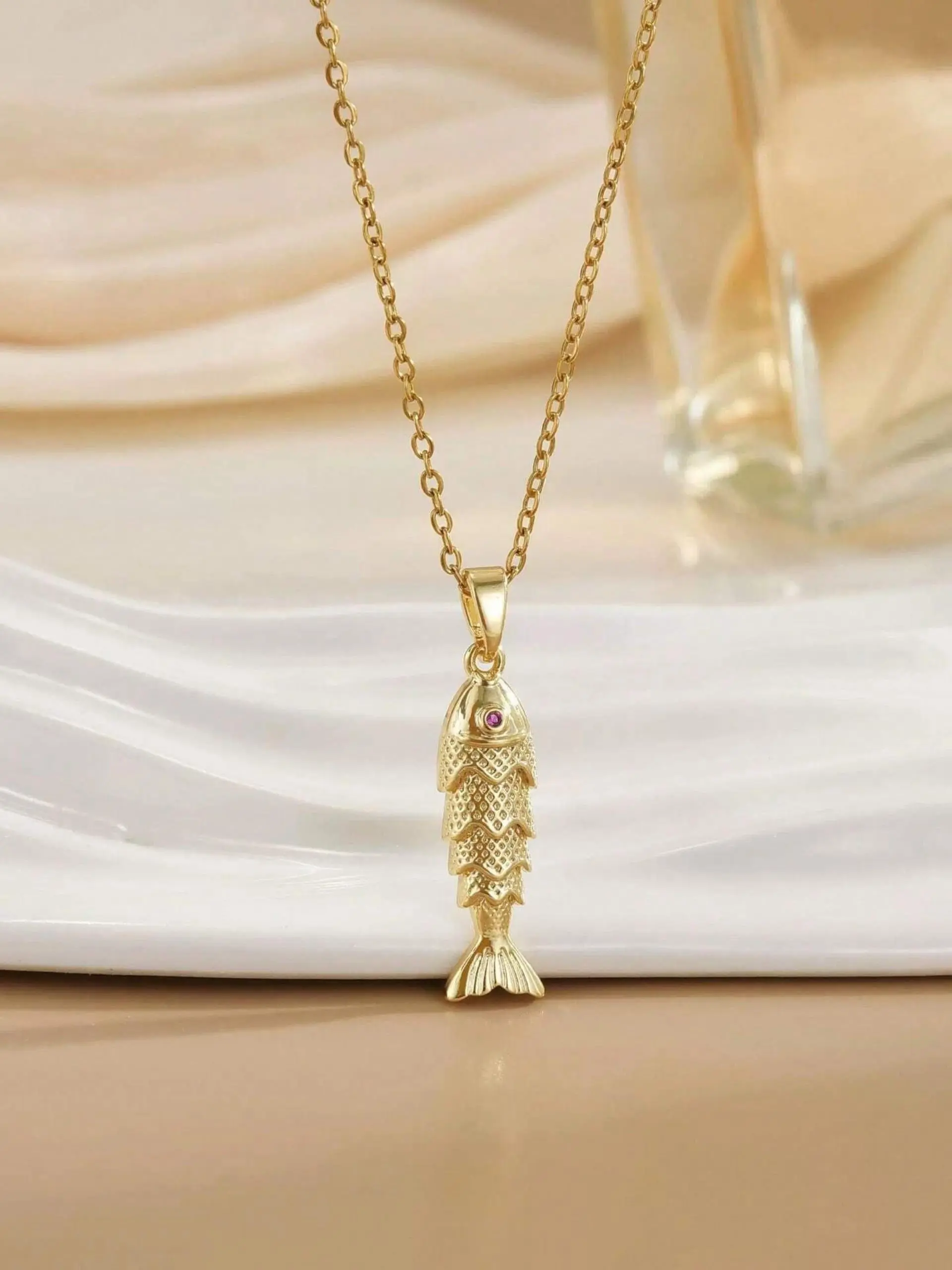 1 Pack Mini Cooper Fish Pendant Necklace, Women's Movable Fish Necklace, Beach Ocean Necklace, Fashionable and Exquisite Beach Waterproof Non-Fading Necklace
