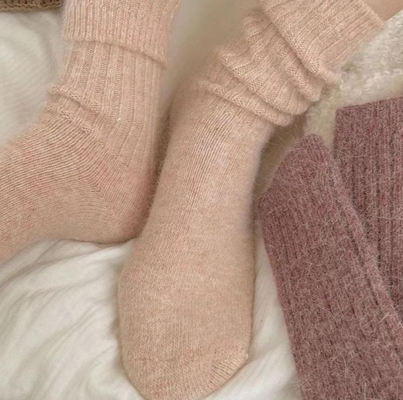4-Pair Warm Cashmere Wool Socks - Women's Harajuku Minimalist Solid Color Winter Must-Have