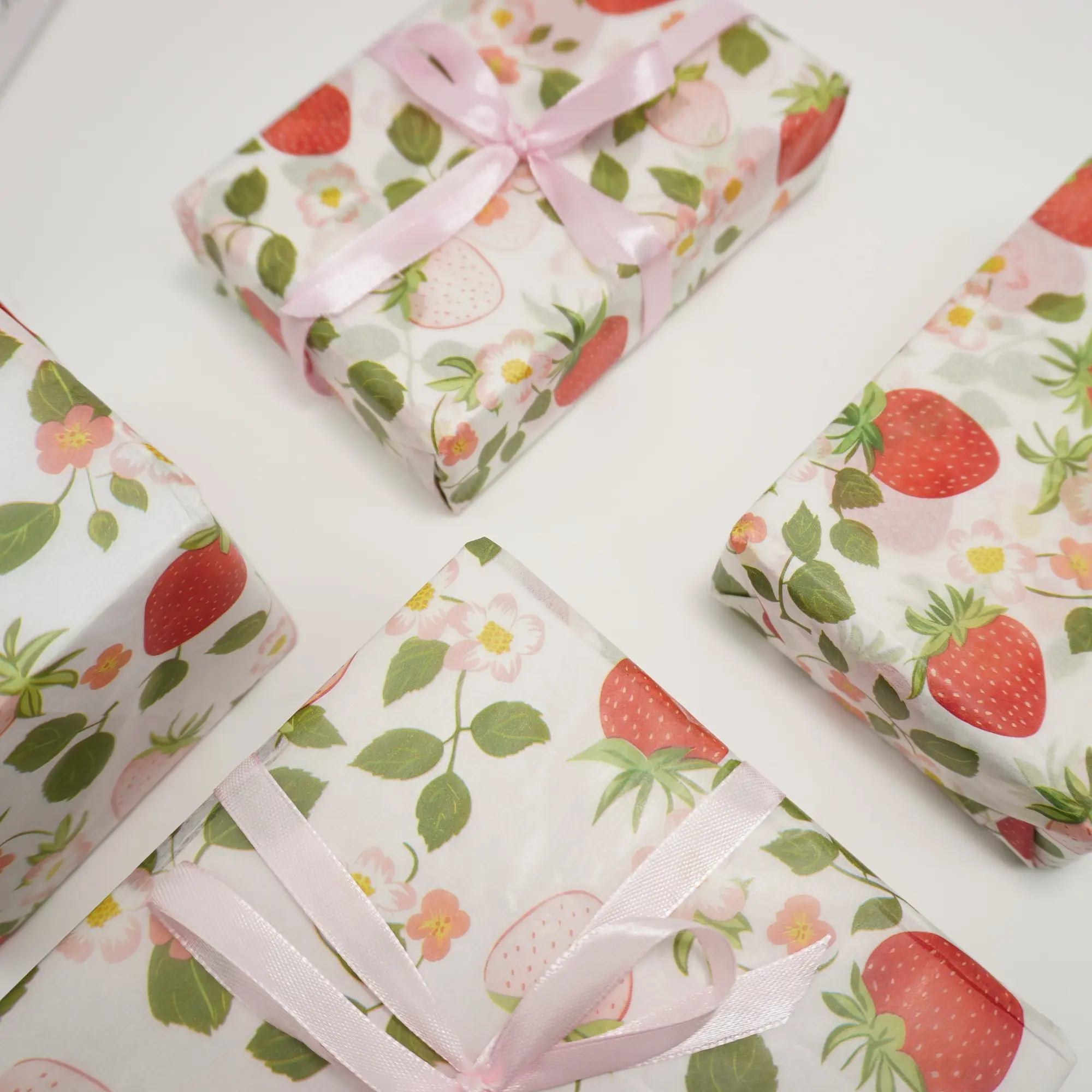 Multi colored strawberry paper pattern gift wrapping thin paper, bouquet supplies, gift wrapping paper, flower wrapping paper, suitable for decorating any occasion of autumn, Thanksgiving, Christmas, birthday parties
