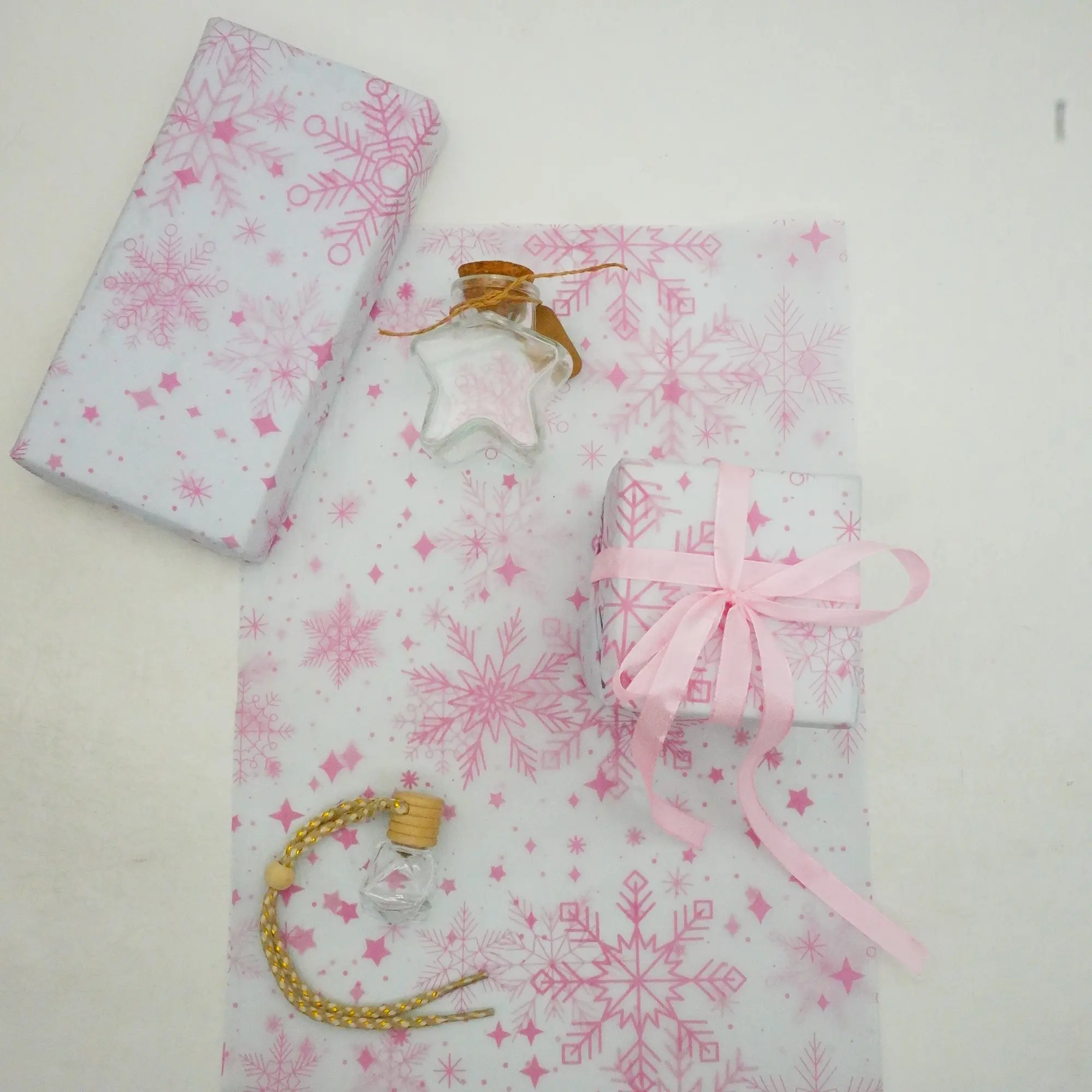Pink snowflake white paper pattern gift wrapping thin paper, bouquet supplies, gift bags with tissue paper, flower wrapping paper, suitable for decorating any occasion of Thanksgiving, Halloween, Christmas parties