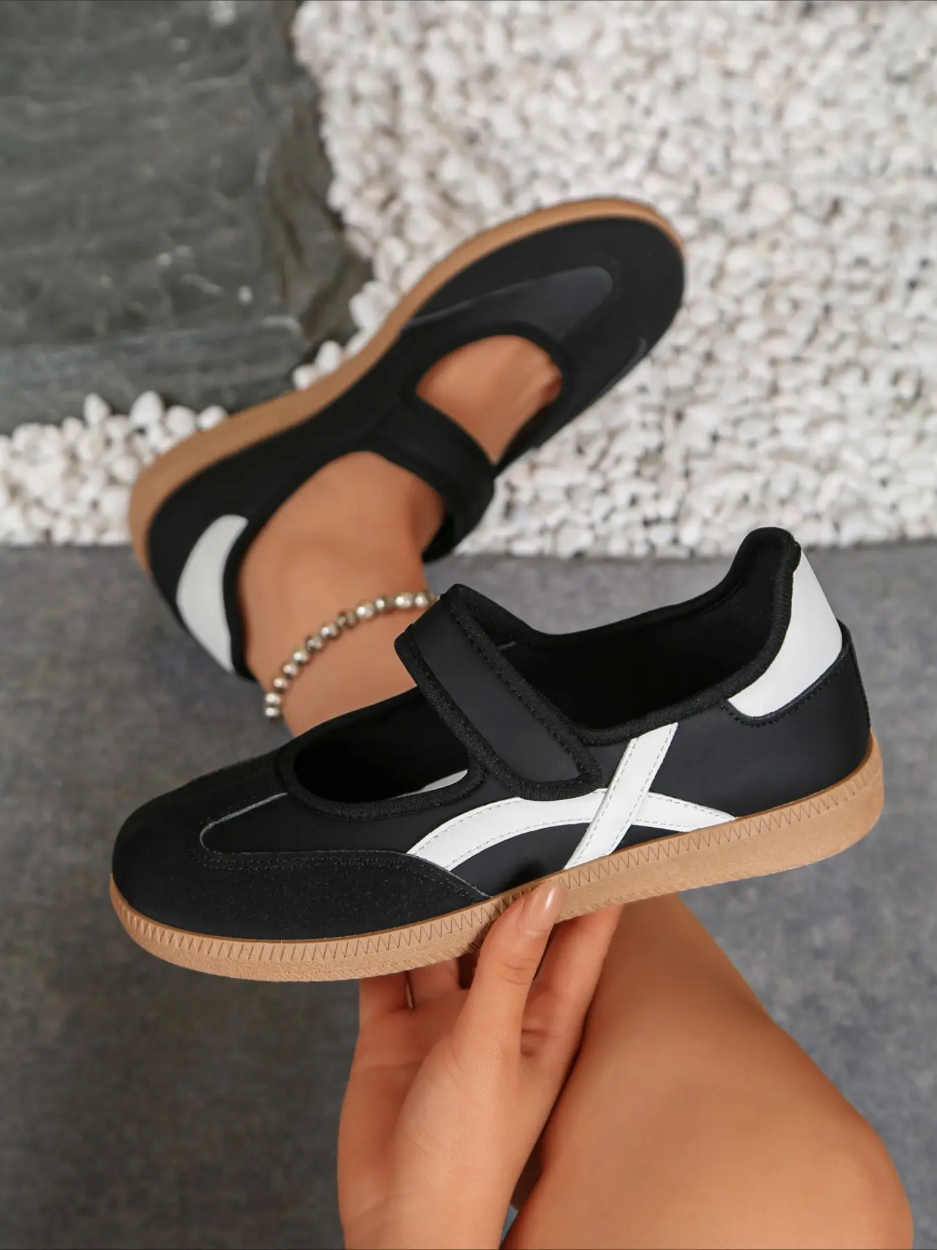 Color contrast stripe Mary Jane flats with velcro strap, adjustable Mary Janes, anti-slip rubber sole, four colors available, retro casual daily shoes.