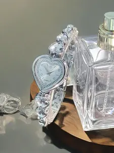 Women's heart-alloy case Sparkly cute heart-shaped glass rhinestone bracelet Elegant stylish quartz watch Rhinestone Wrist Watch