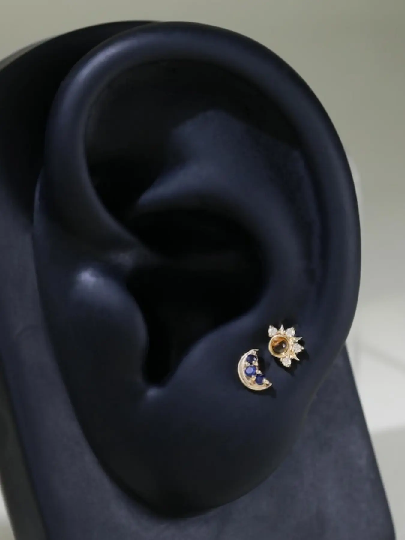 1 Pair of Golden Color Sun and Moon Earrings, Crescent-Shaped Artificial Zircon Studs, Celestial Ear Cartilage Earrings, Flat-Back Studs, Flatback Stud Earrings