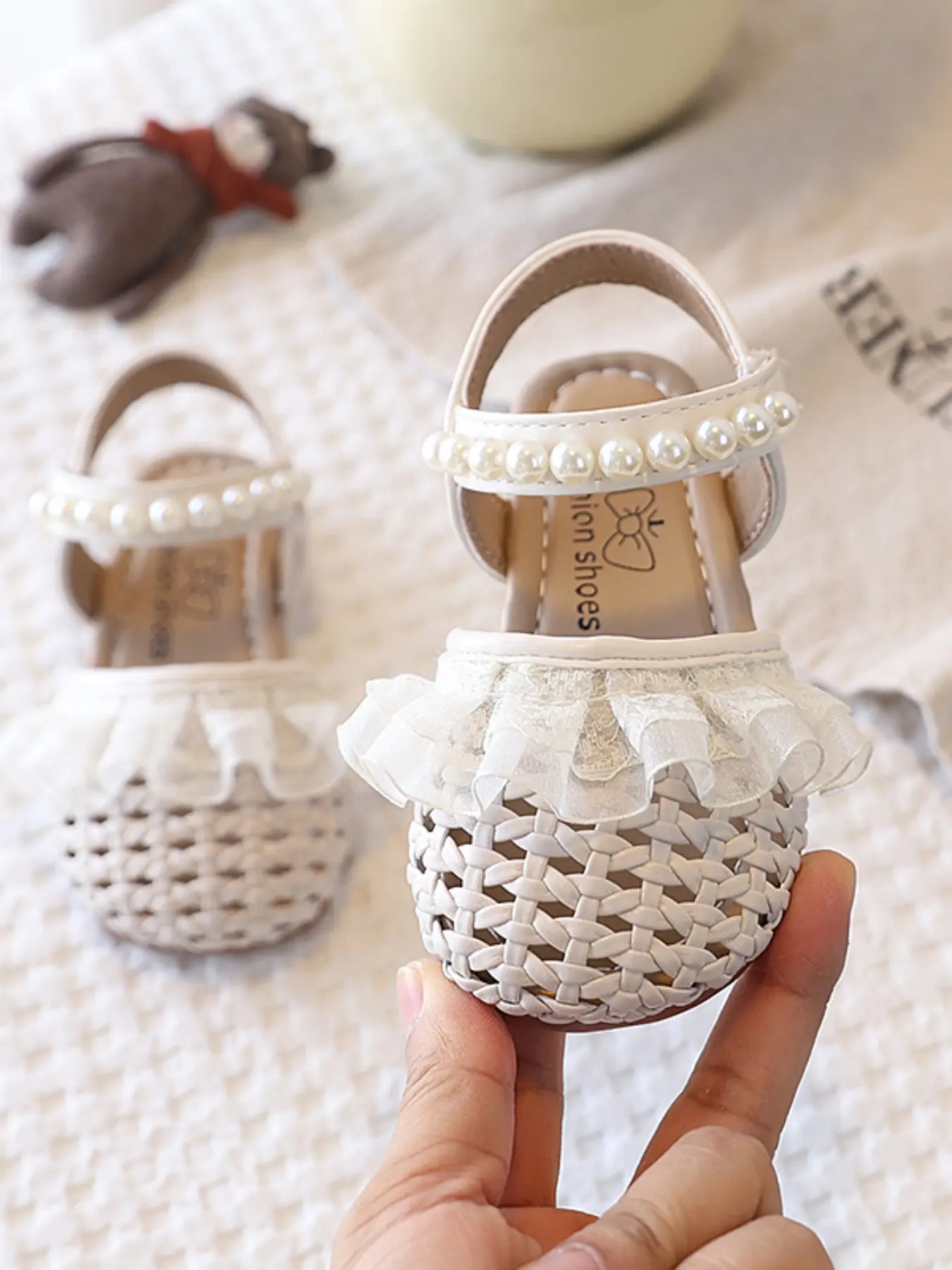 Girls' Elegant Mesh Pearl Trim Sandals, Breathable Soft PU Leather, Non-Slip Flat Sole, Soft Soled Sandals, Summer Party Beach Shoes, Princess Style